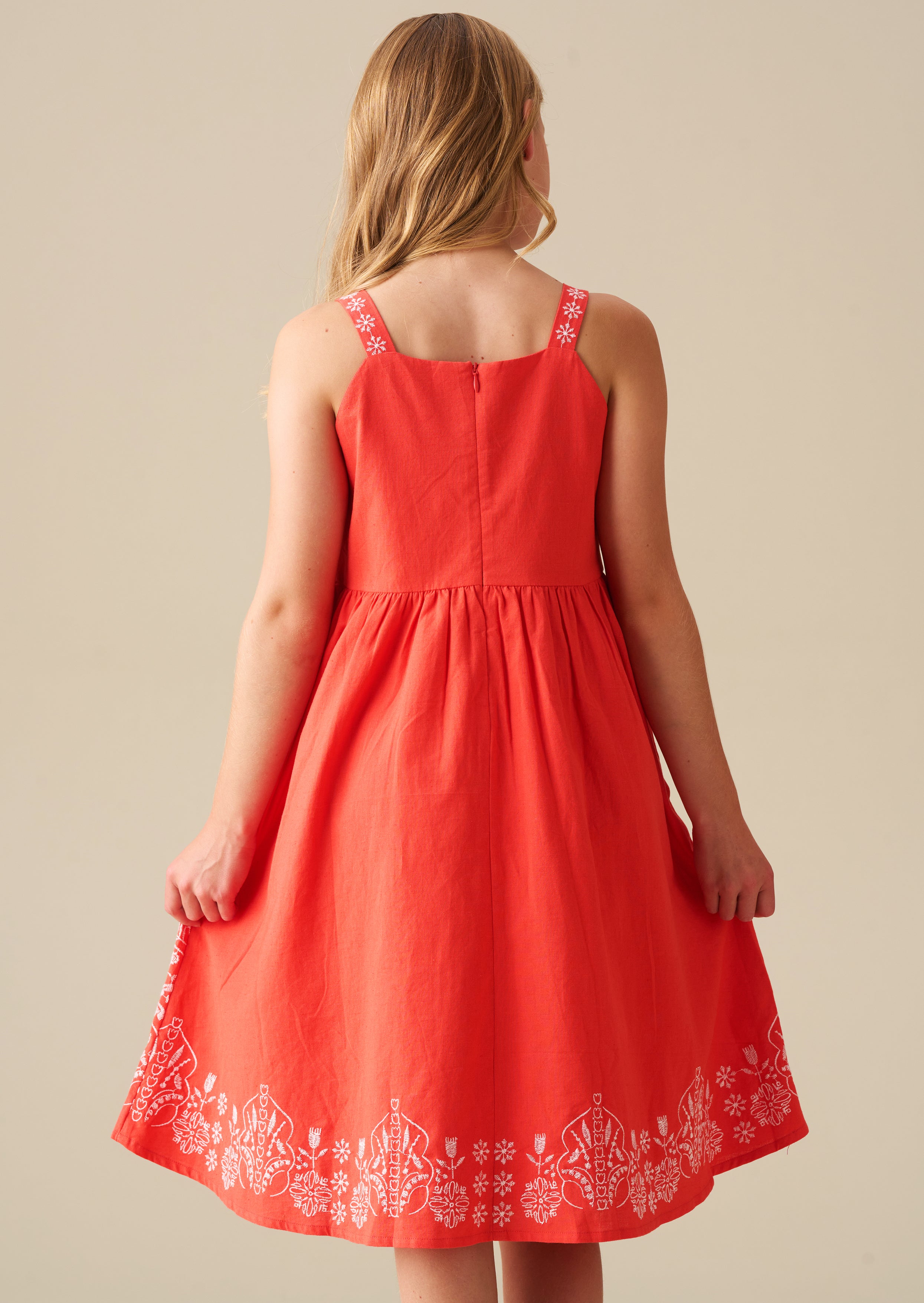 فستان بيبا الأحمر المطرز