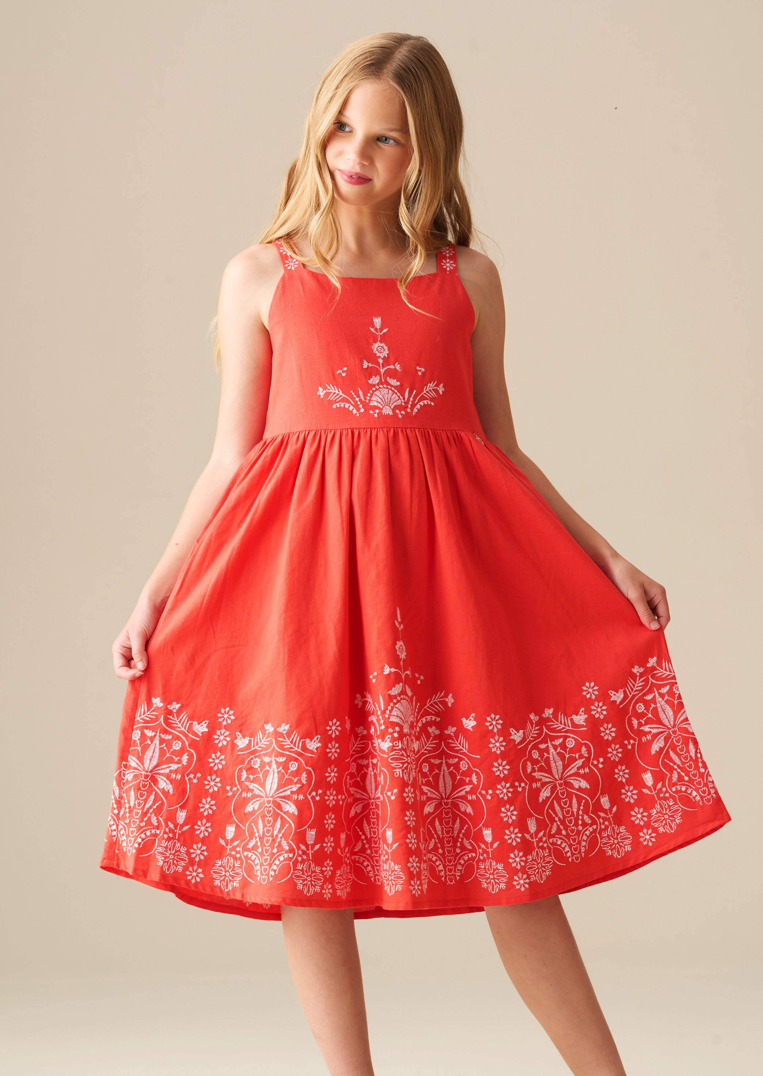 فستان بيبا الأحمر المطرز