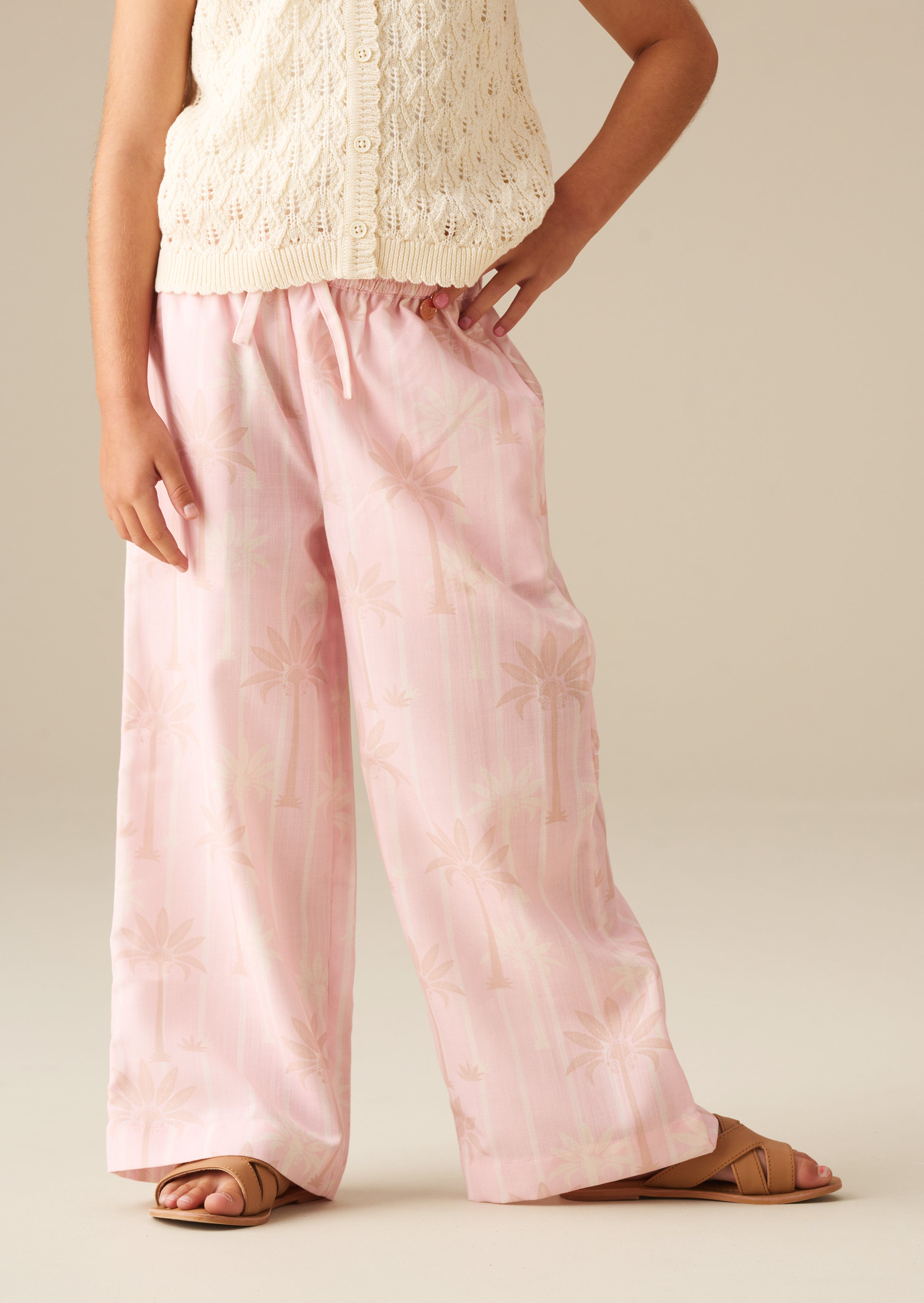 سراويل بحزام عند الخصر بطبعة نخيل وردية من Sarah Pink