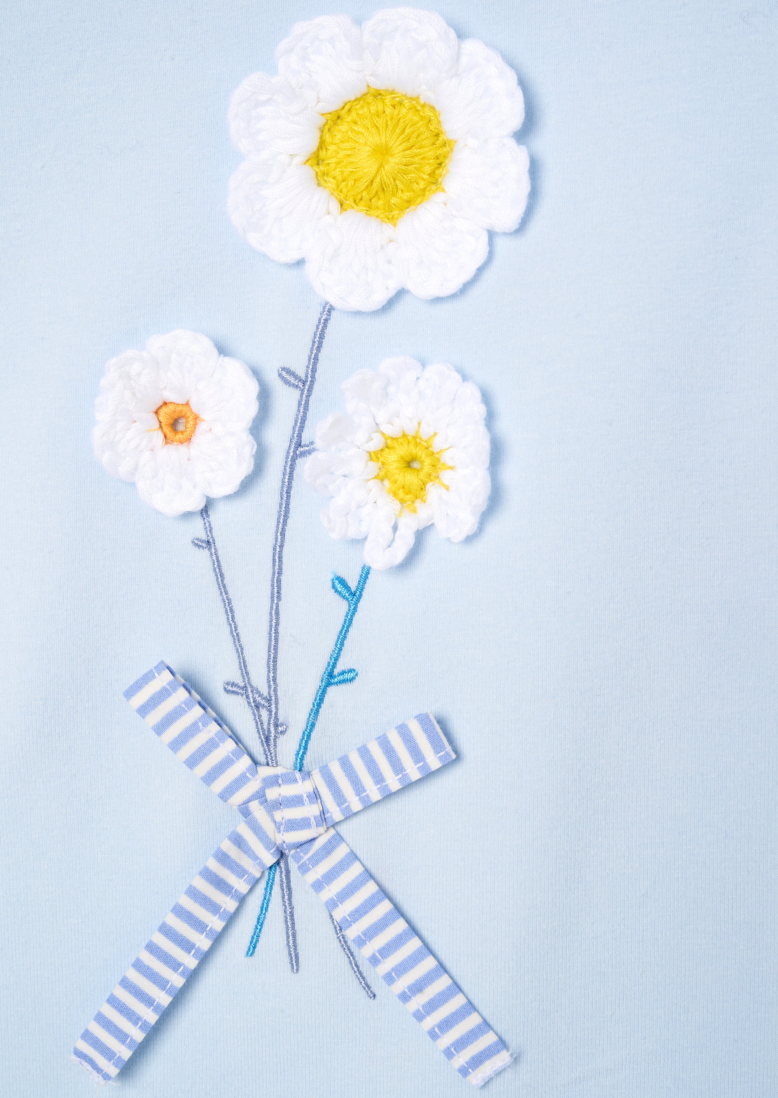 Camiseta con mangas abullonadas bordada con flores de margarita