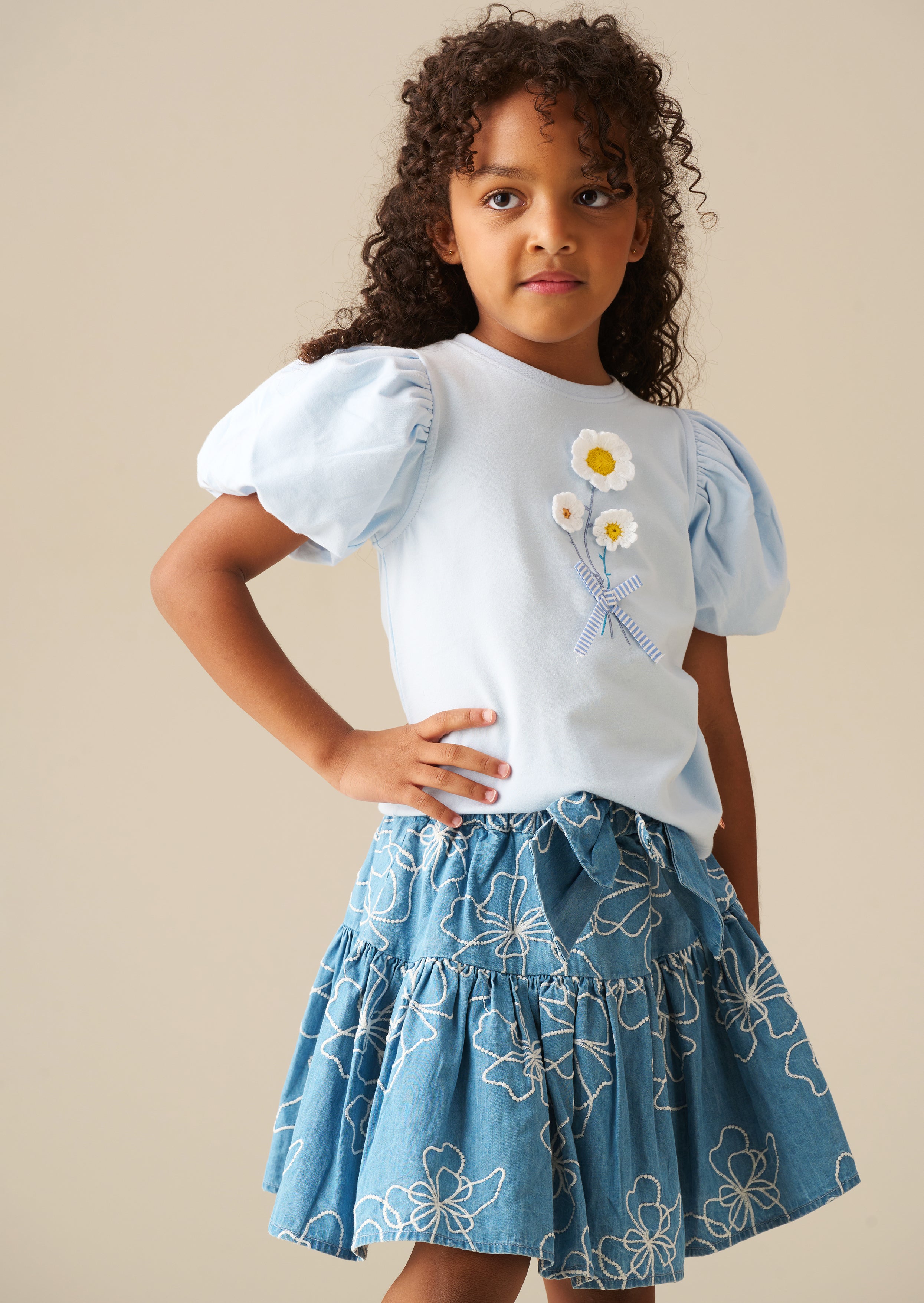 Camiseta con mangas abullonadas bordada con flores de margarita