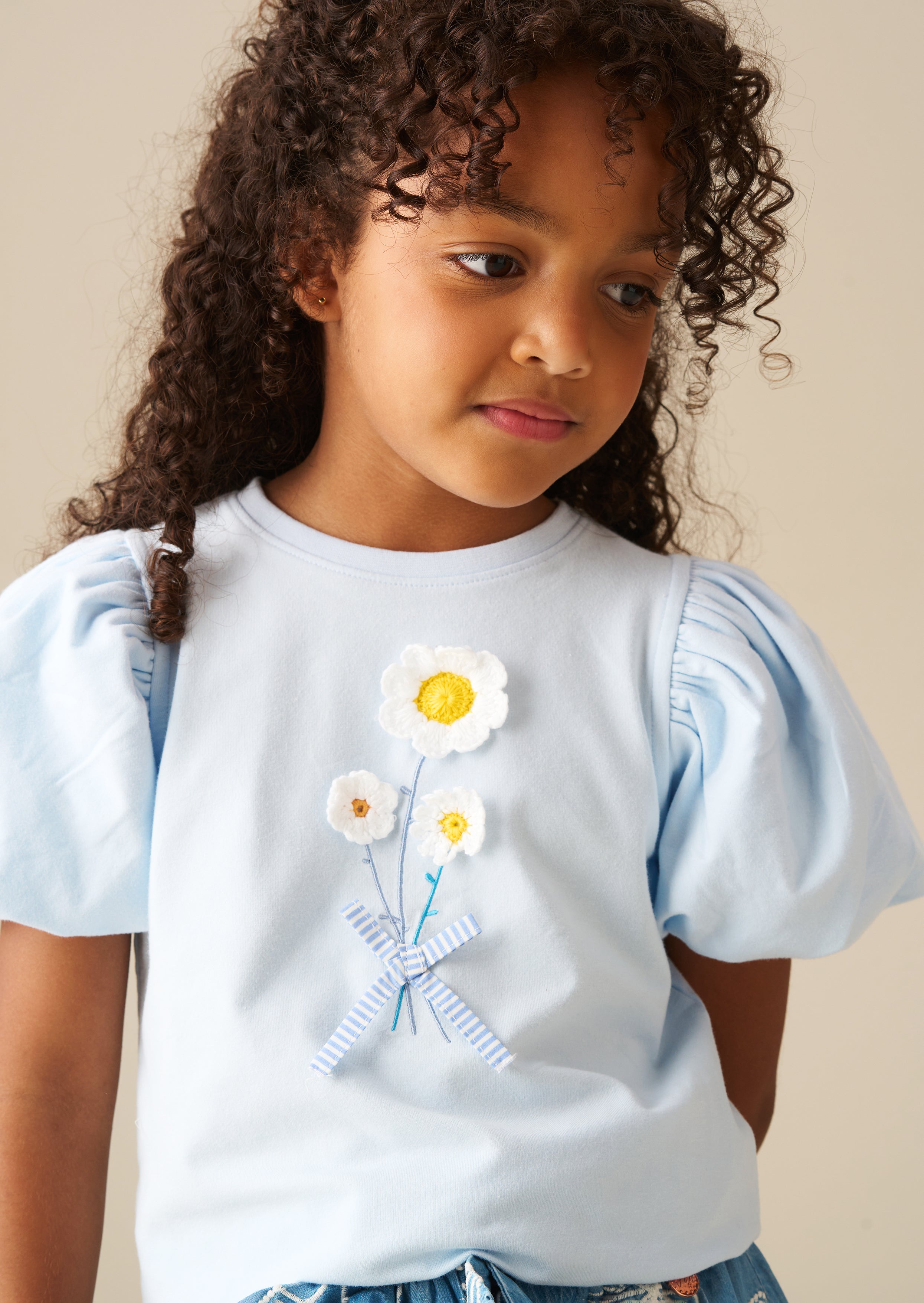 Camiseta con mangas abullonadas bordada con flores de margarita