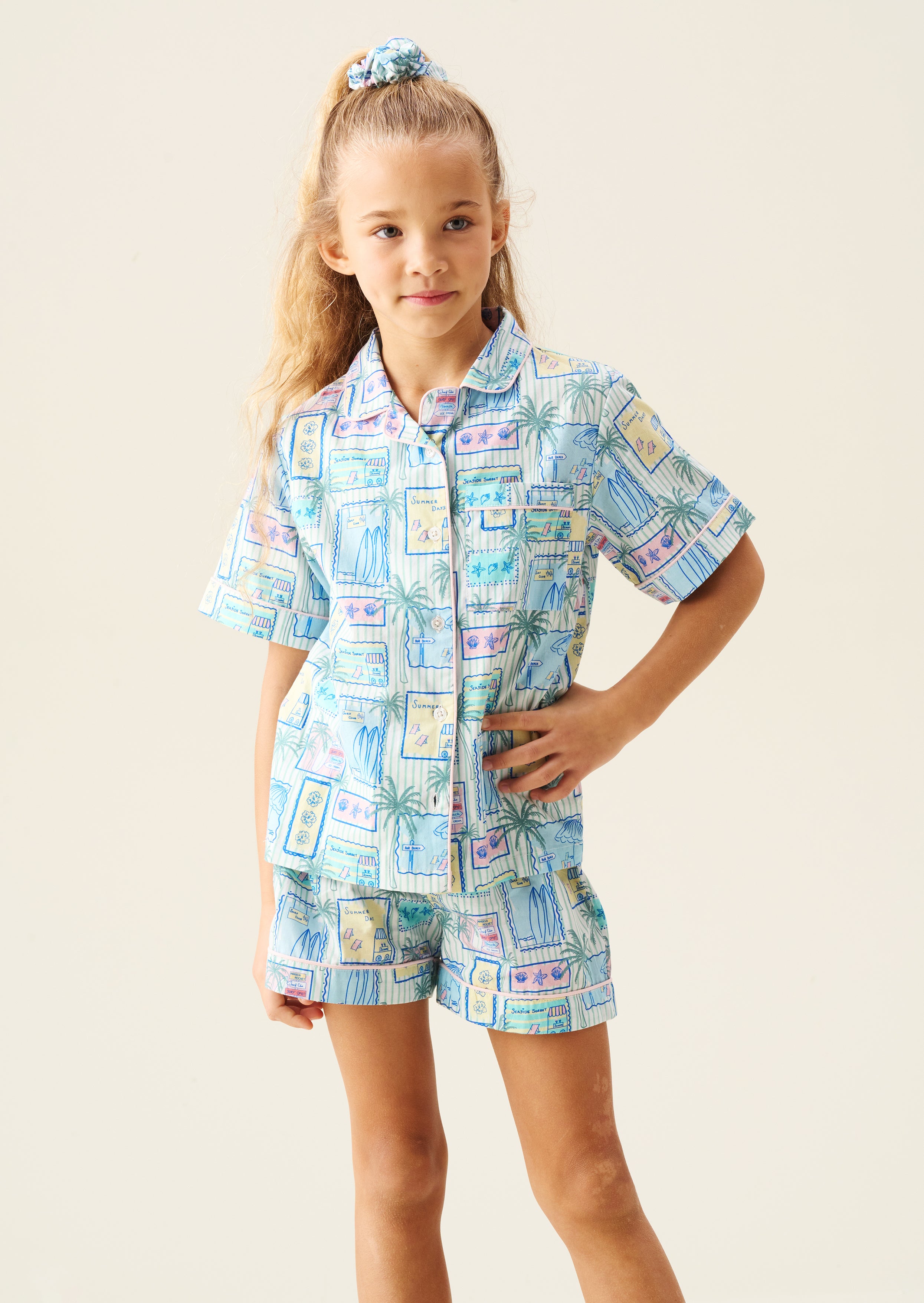 قميص وبنطلون نوم قصير بطبعة بطاقات بريدية متعددة بترا