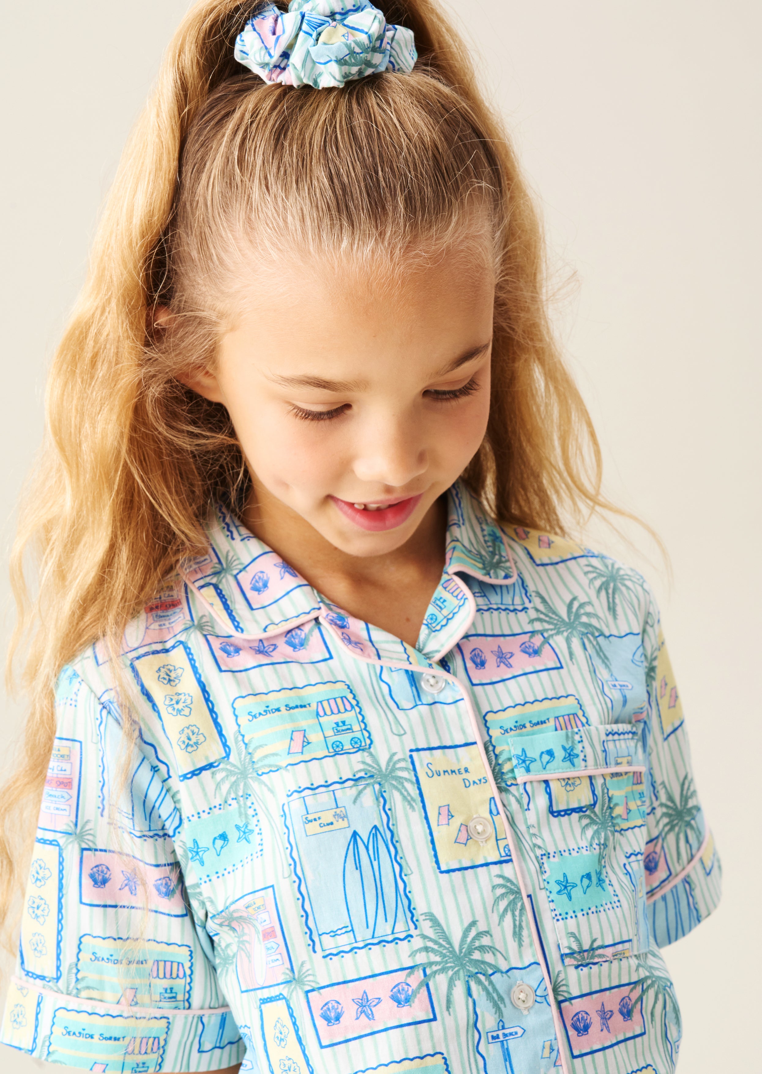 قميص وبنطلون نوم قصير بطبعة بطاقات بريدية متعددة بترا