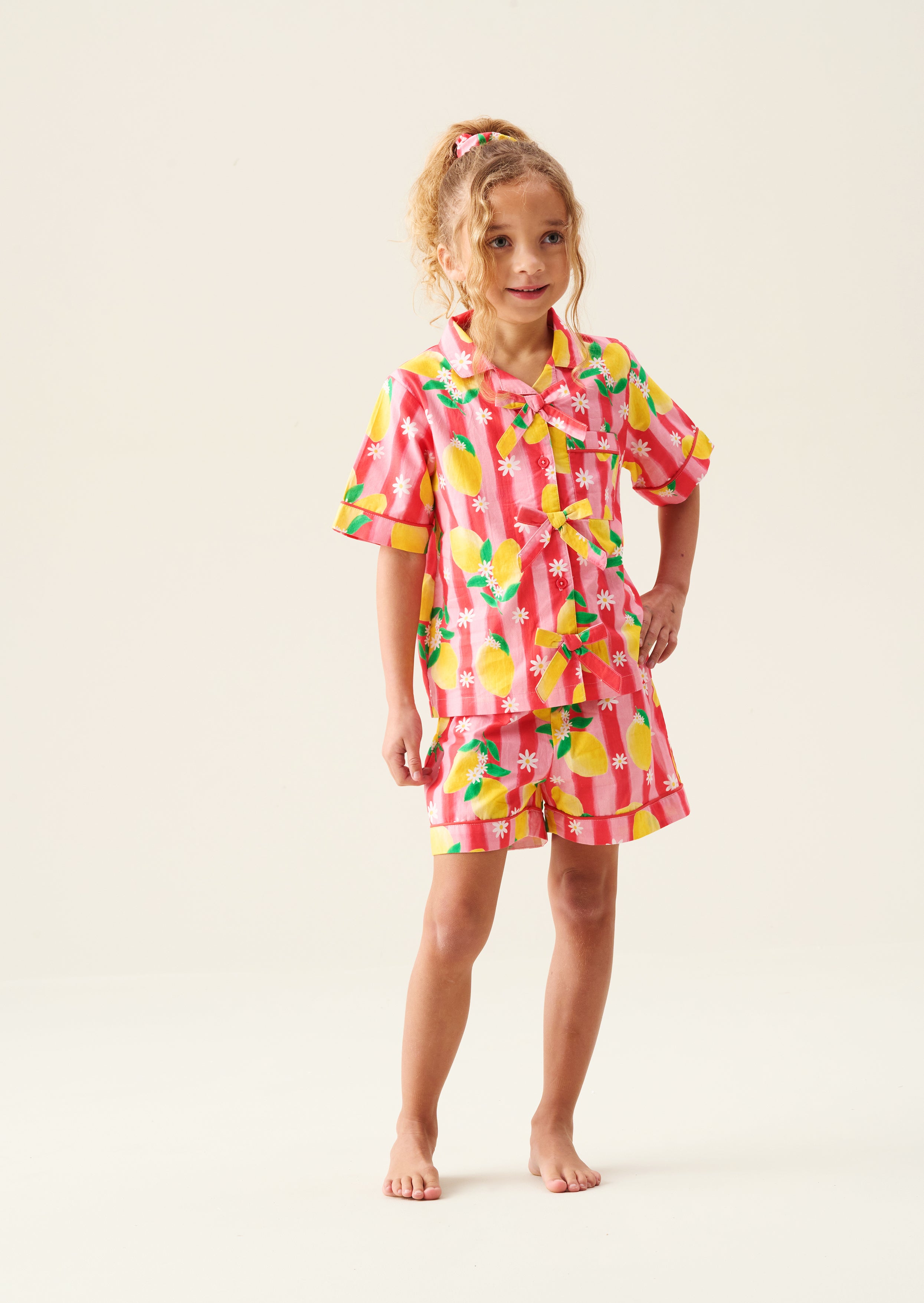 قميص وبيجاما قصيرة بطبعة الليمون من كابري