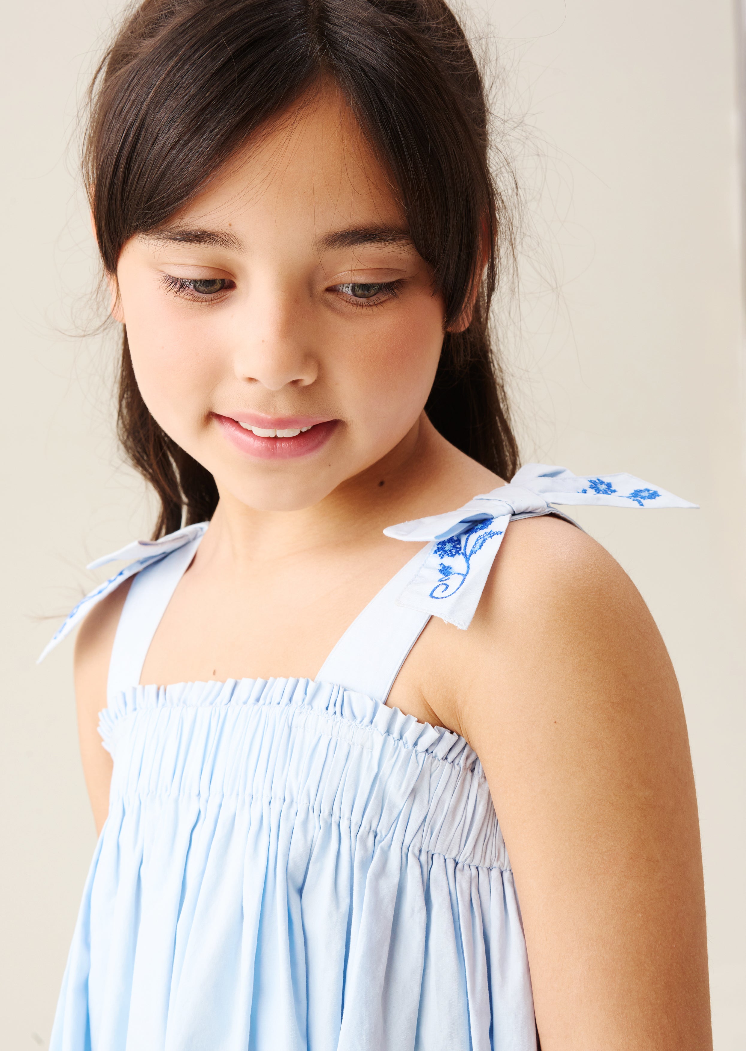 Aliy Kleid mit bestickten Trägern