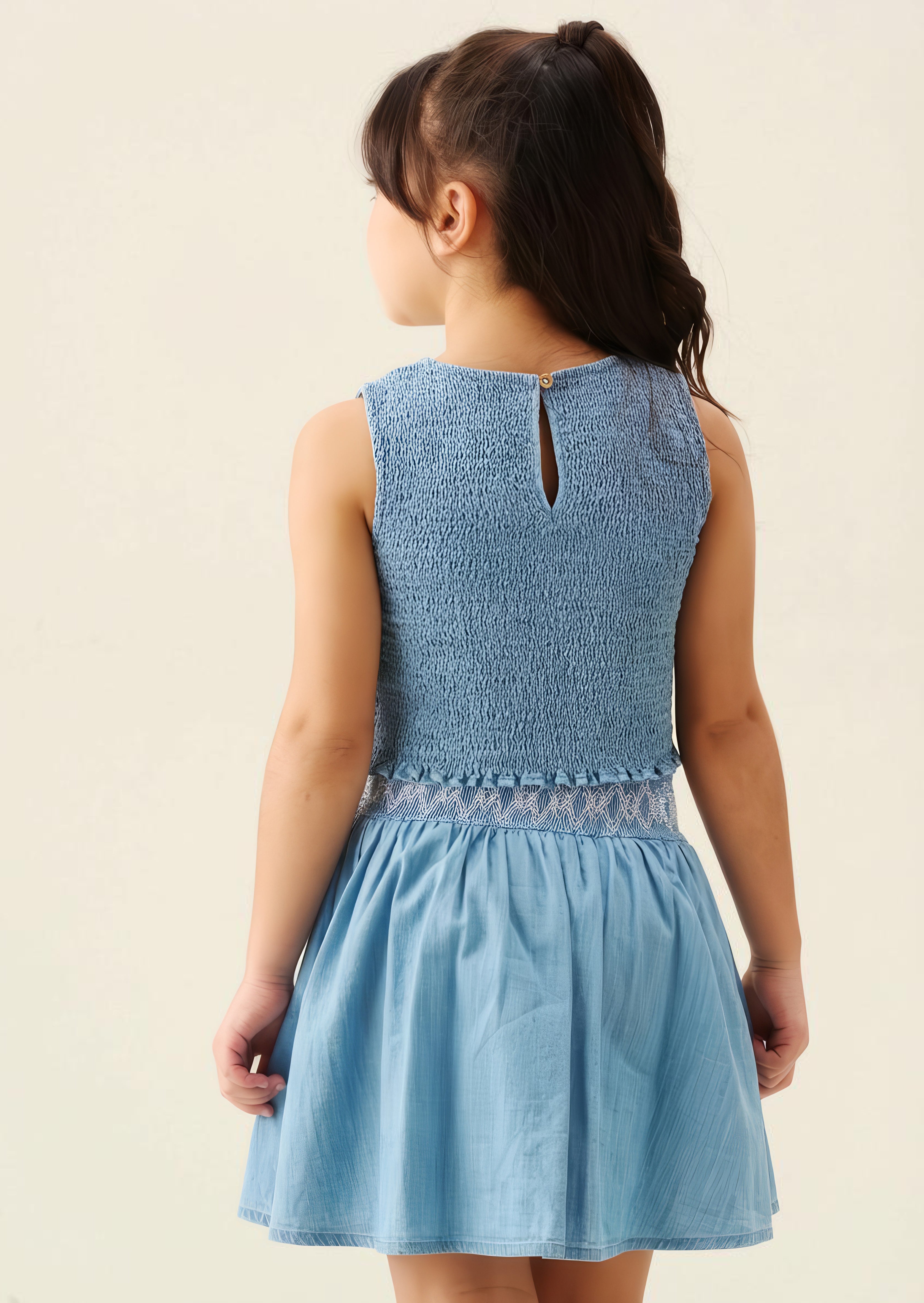 חולצת ג'ינס מקומטת וחצאית