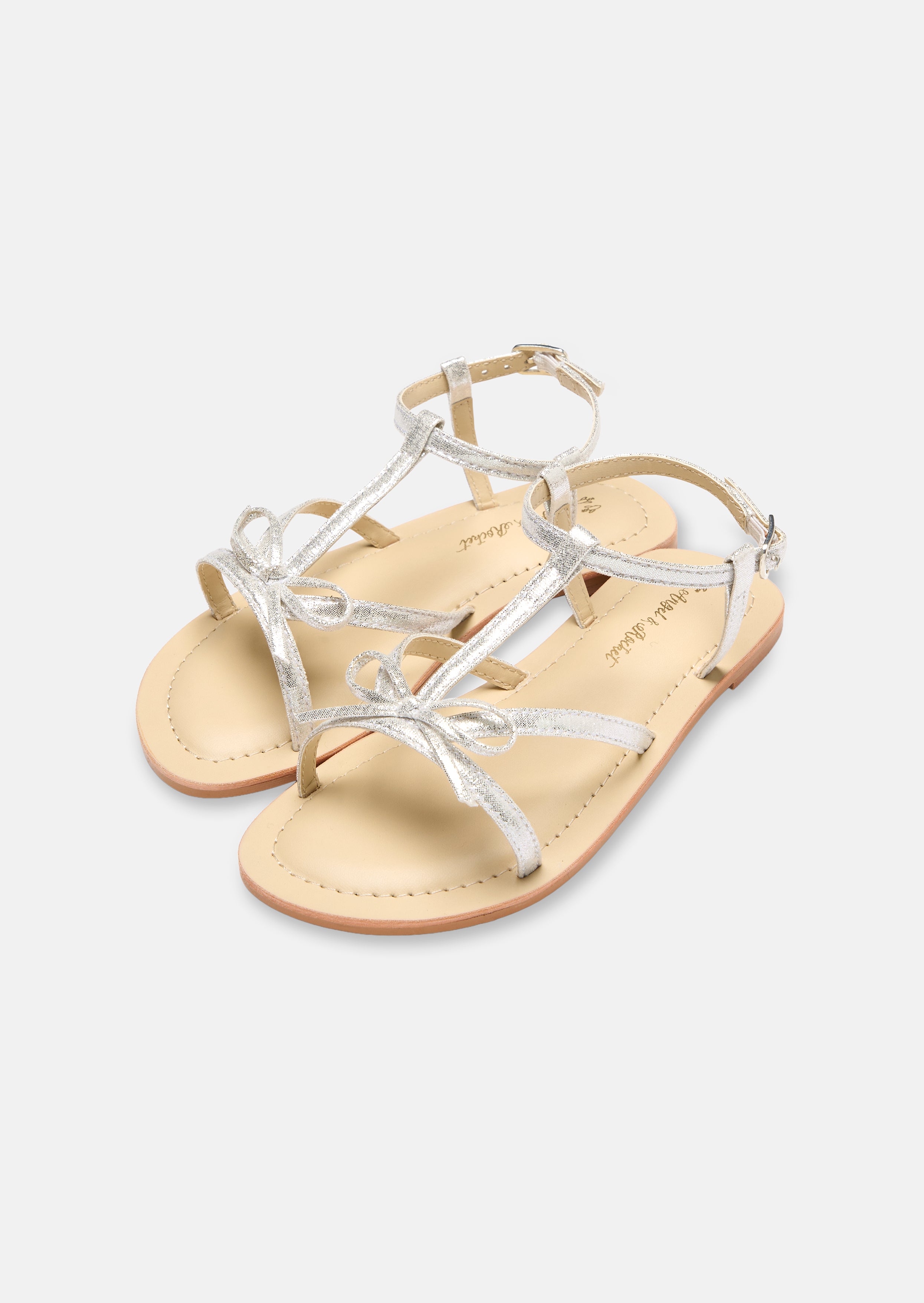 صنادل بحزام فضي على شكل قوس