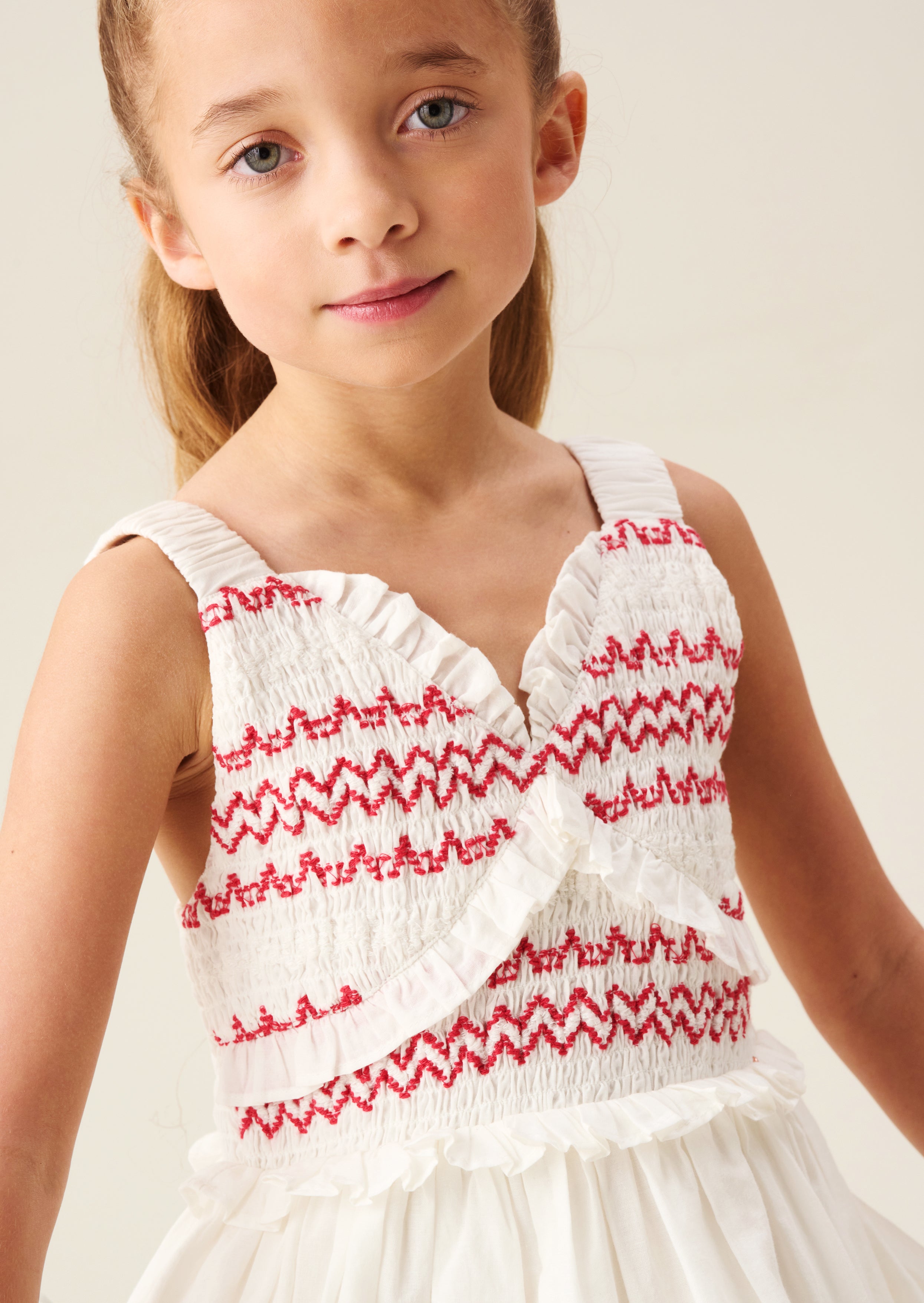 Everlyn besticktes Kleid mit Rüschen