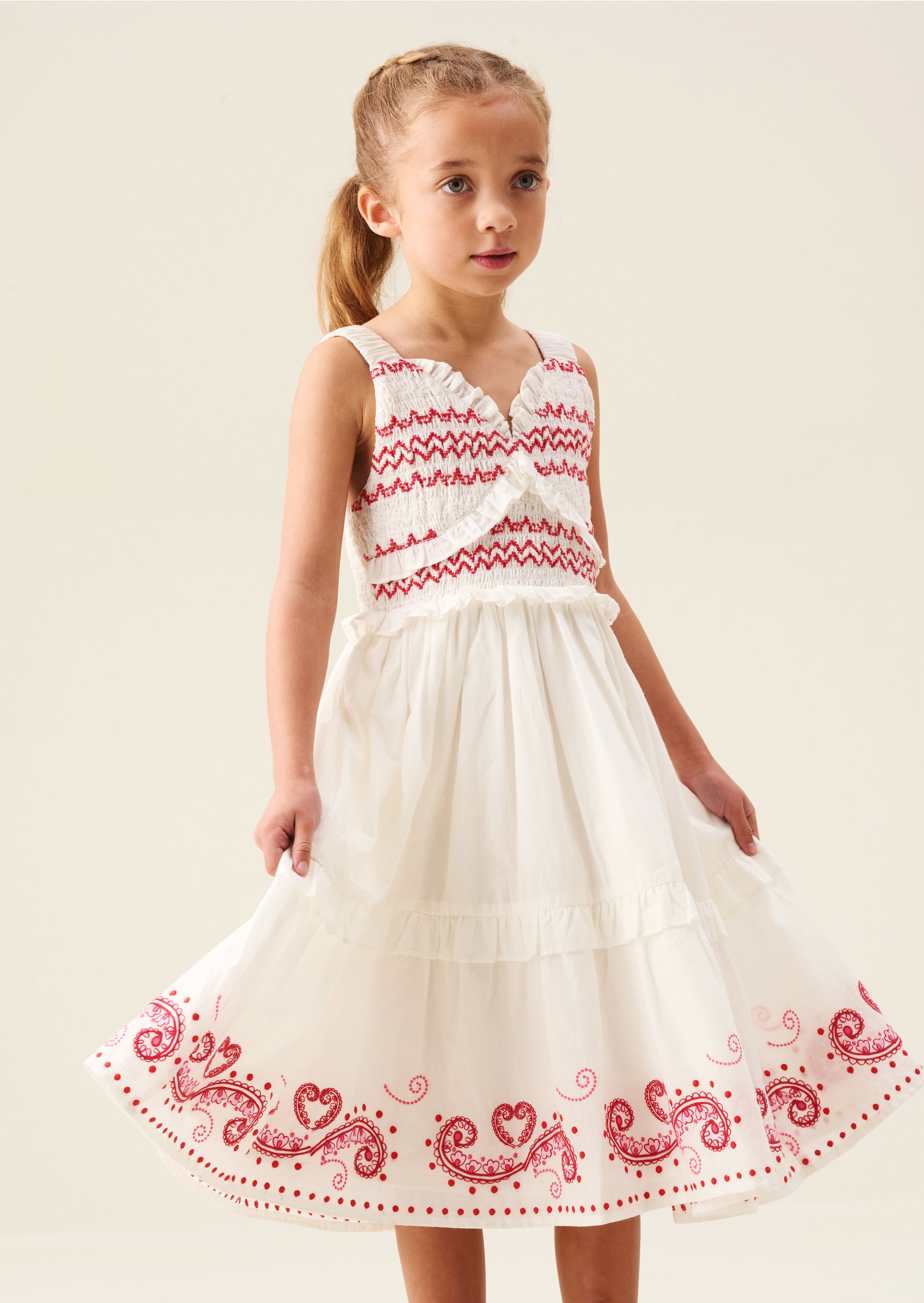 Everlyn besticktes Kleid mit Rüschen