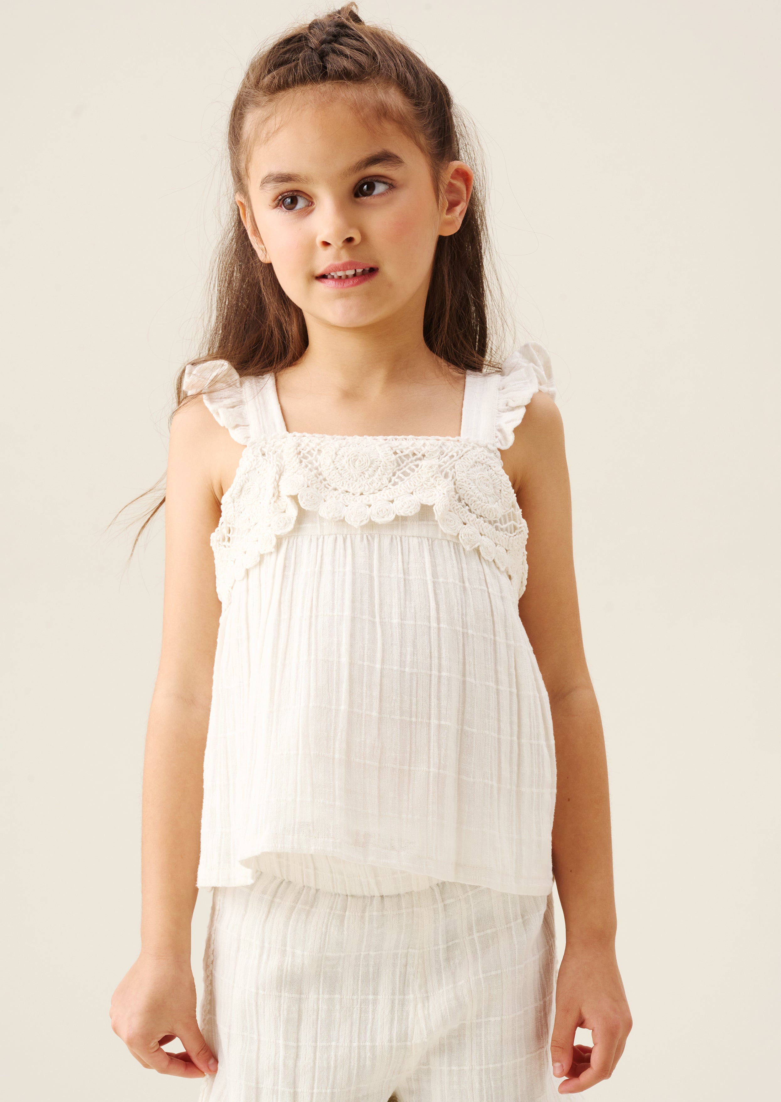 Top e pantaloncini Liv White in crochet con volant