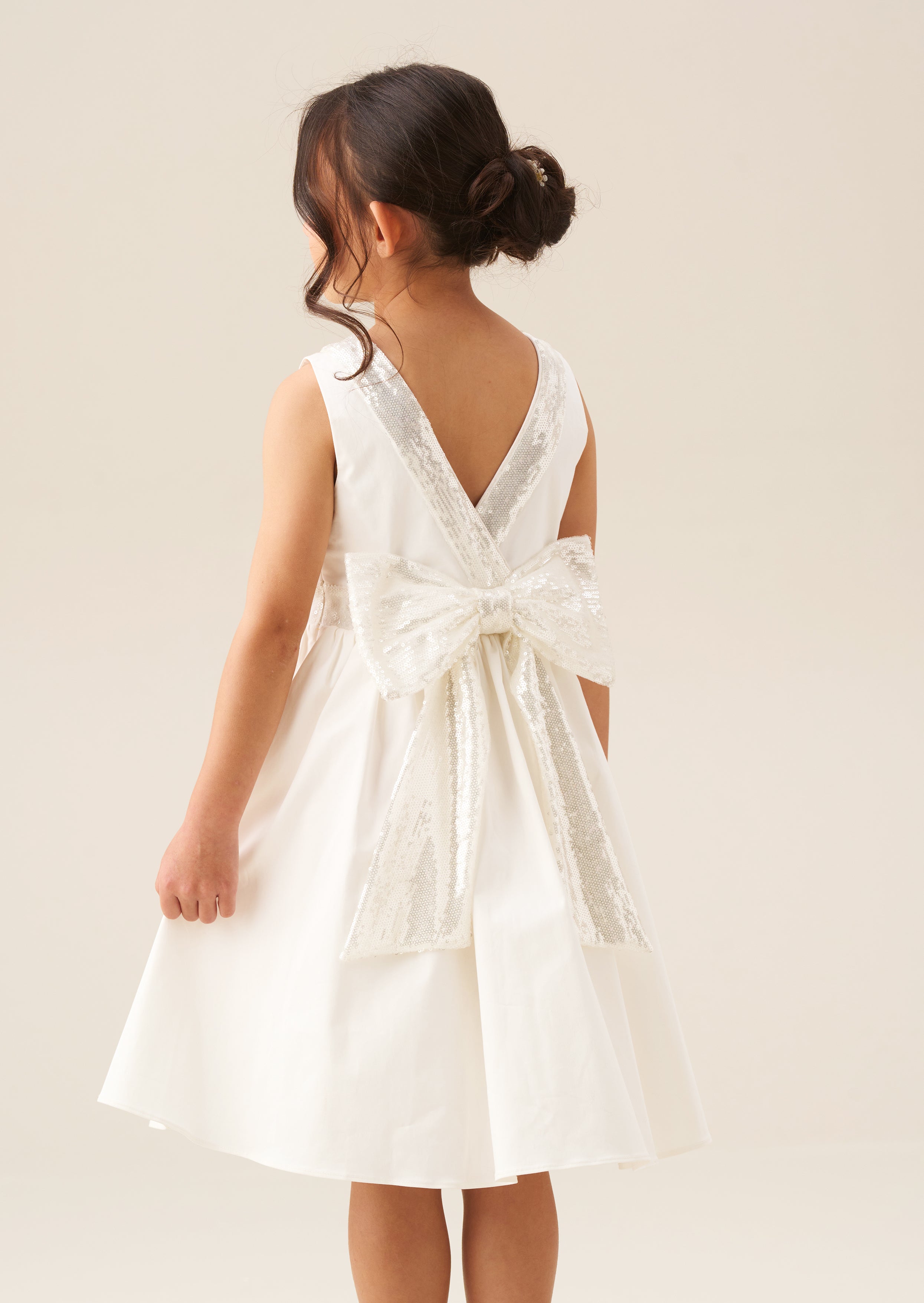 فستان كاسيدي عاجي مزين بفيونكة من الترتر