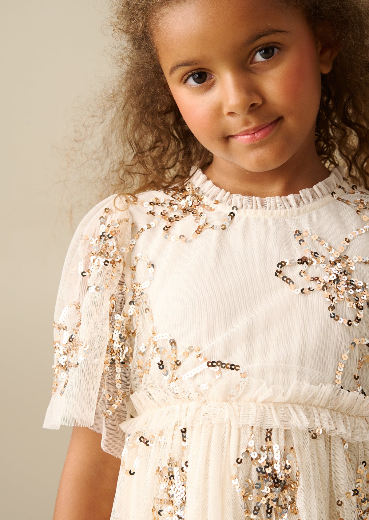 Delta-Kleid aus Mesh mit Paillettenblumen