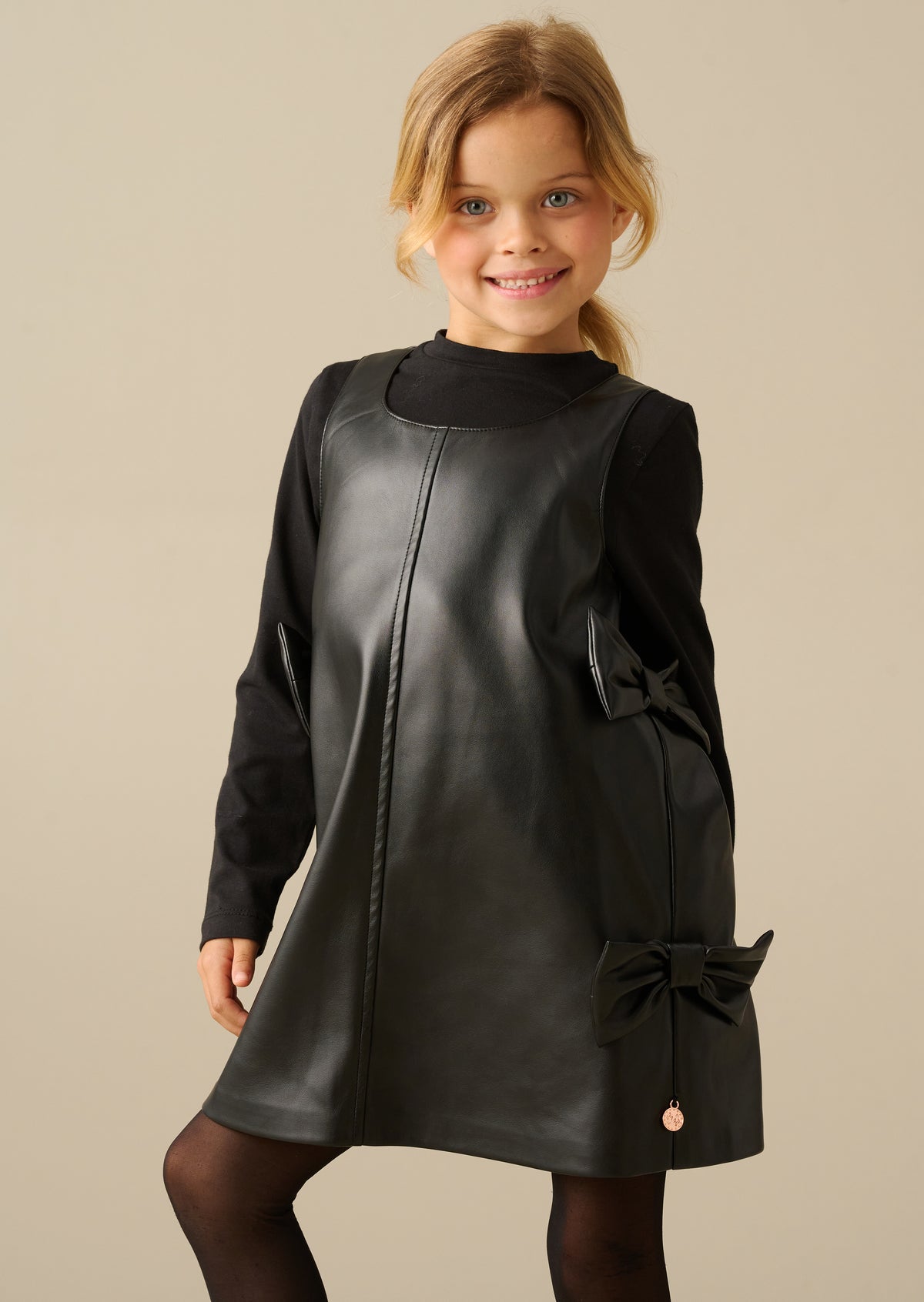 Briony Latzkleid aus Kunstleder und T-Shirt