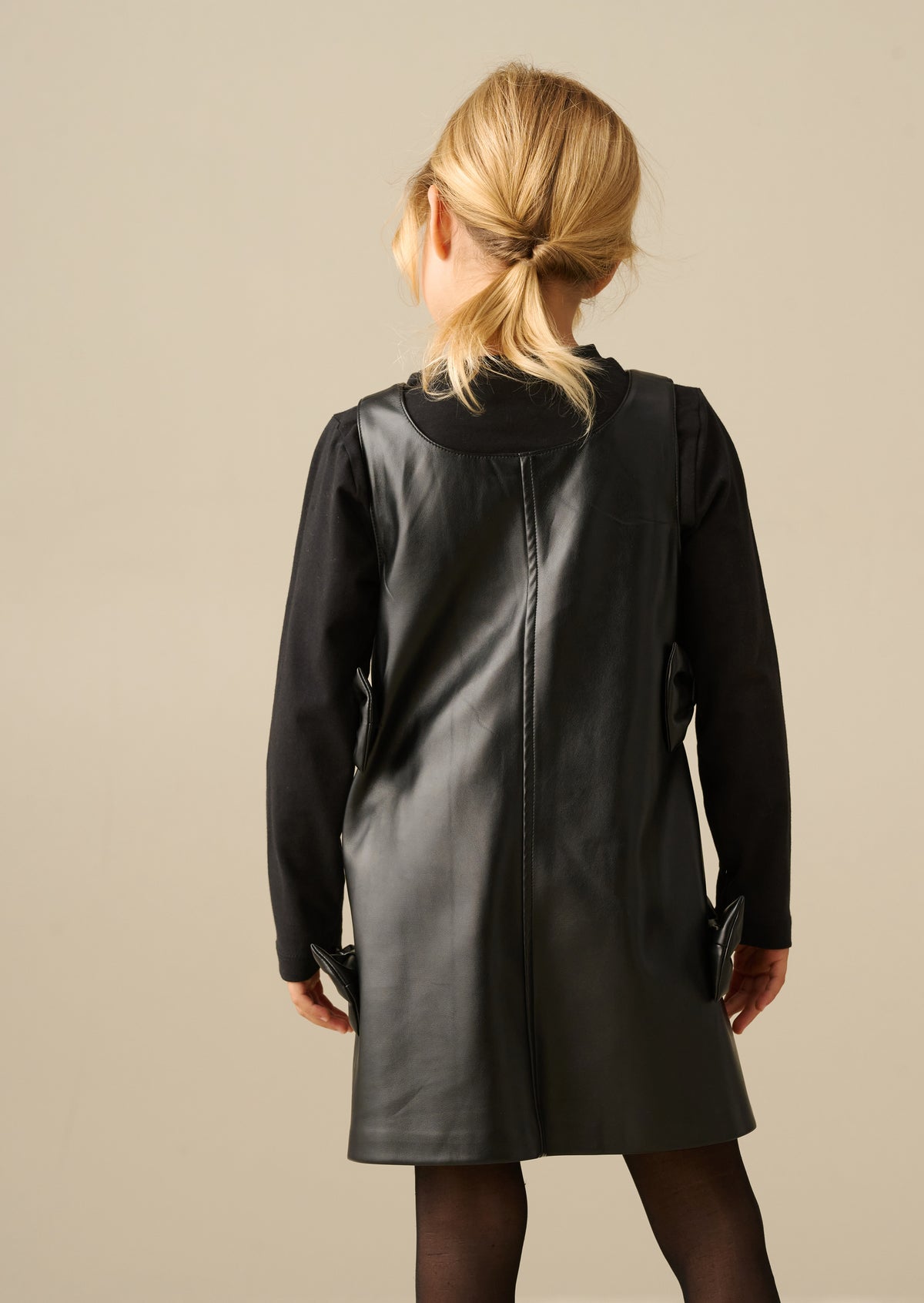 Briony Latzkleid aus Kunstleder und T-Shirt