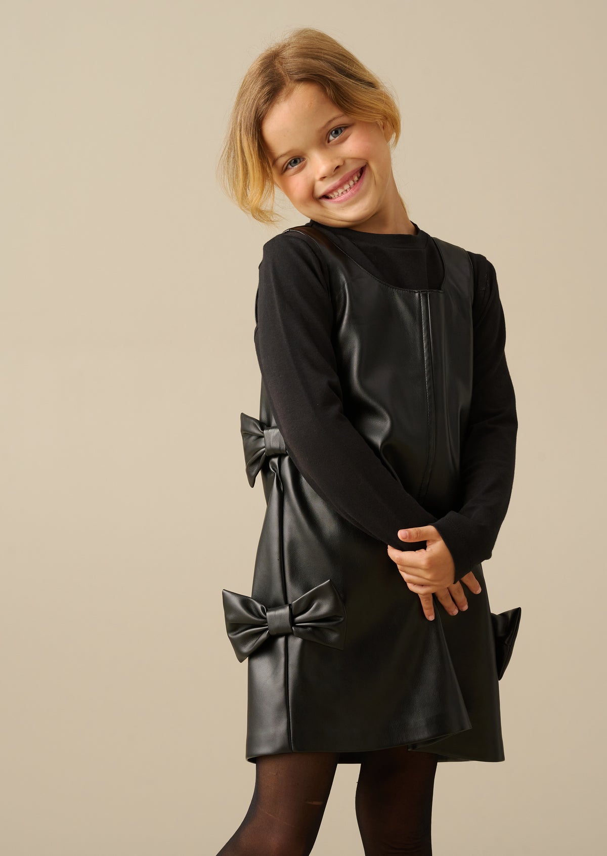 Briony Latzkleid aus Kunstleder und T-Shirt