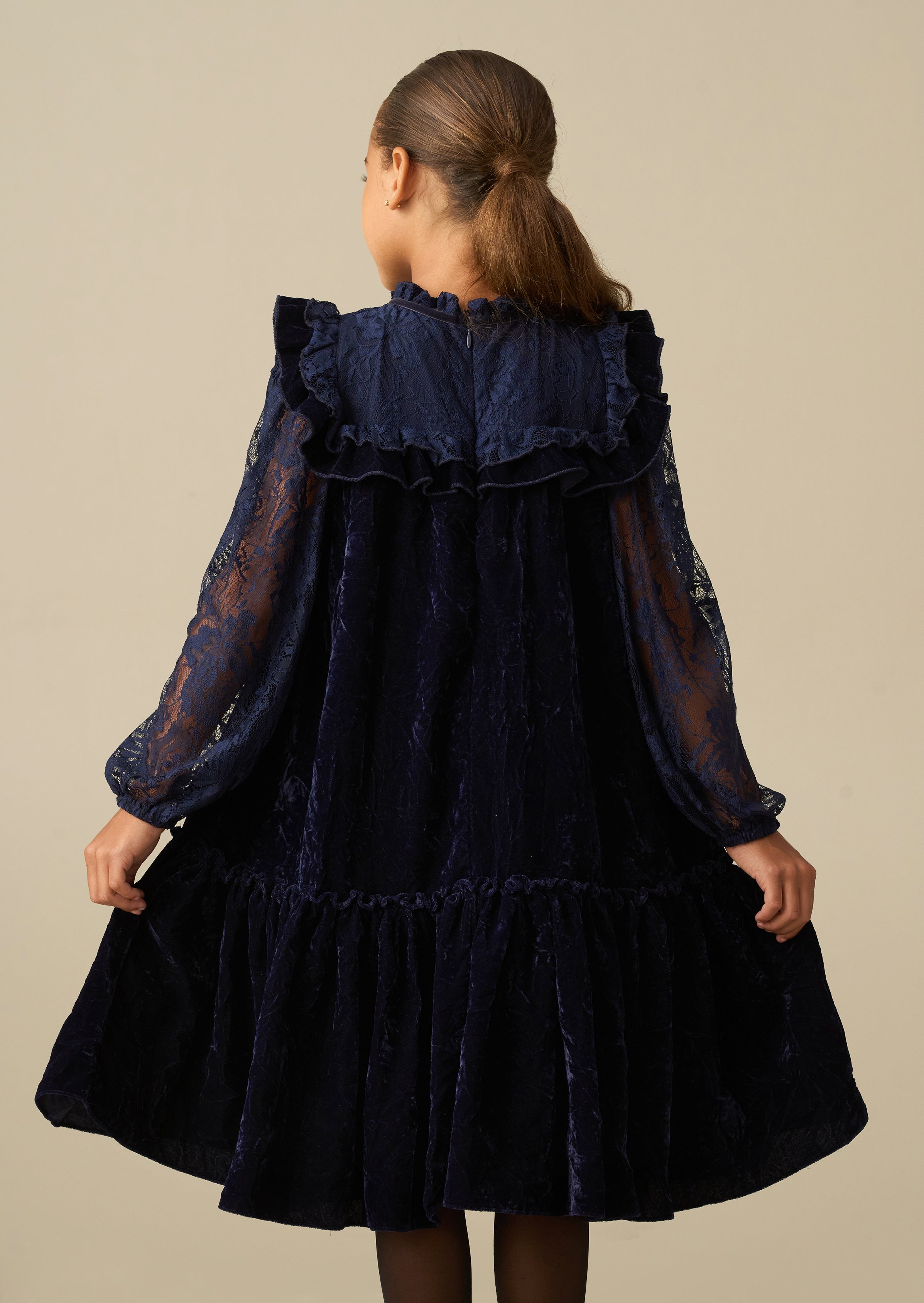 Amelia-Kleid aus Samt mit Rüschenkragen