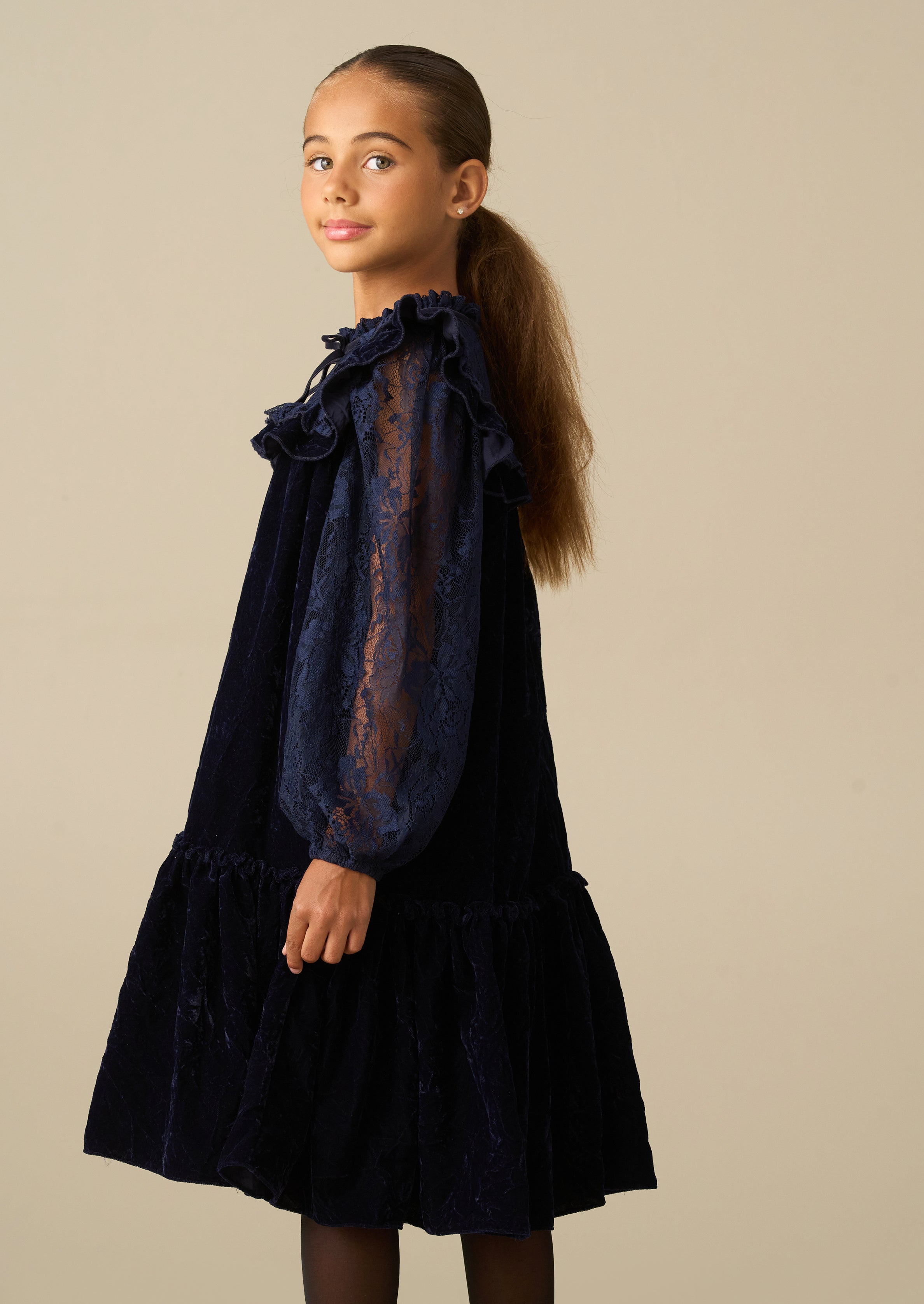 Amelia-Kleid aus Samt mit Rüschenkragen