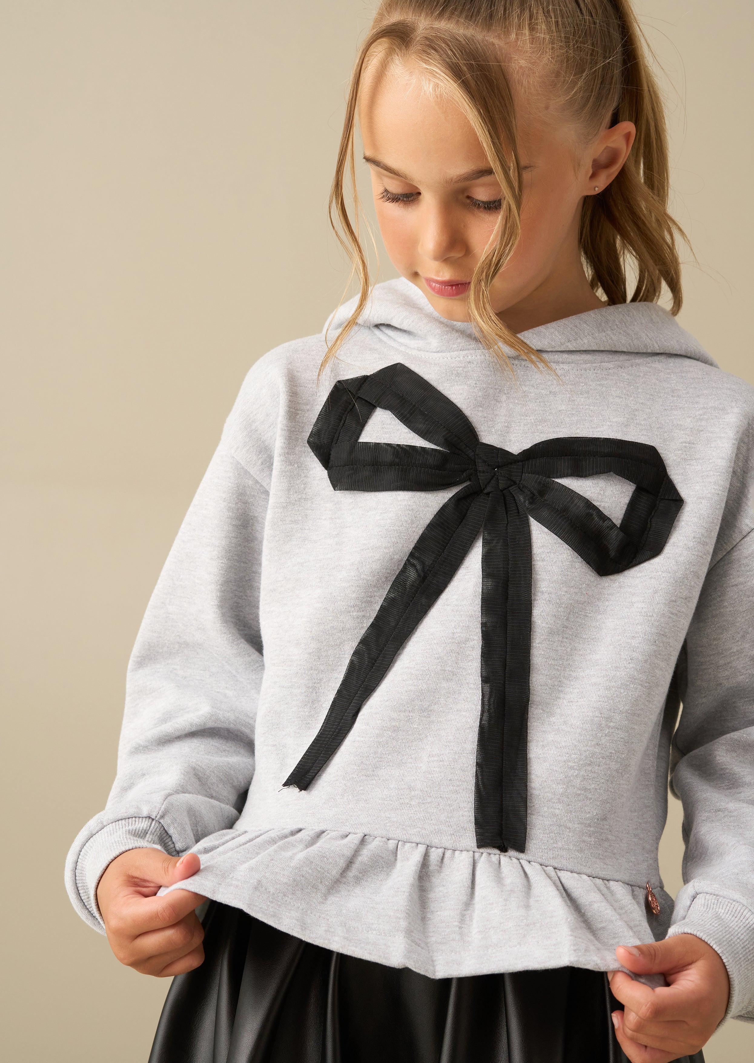 Minnie Schößchen-Kapuzenpullover in Grau mit Schleife