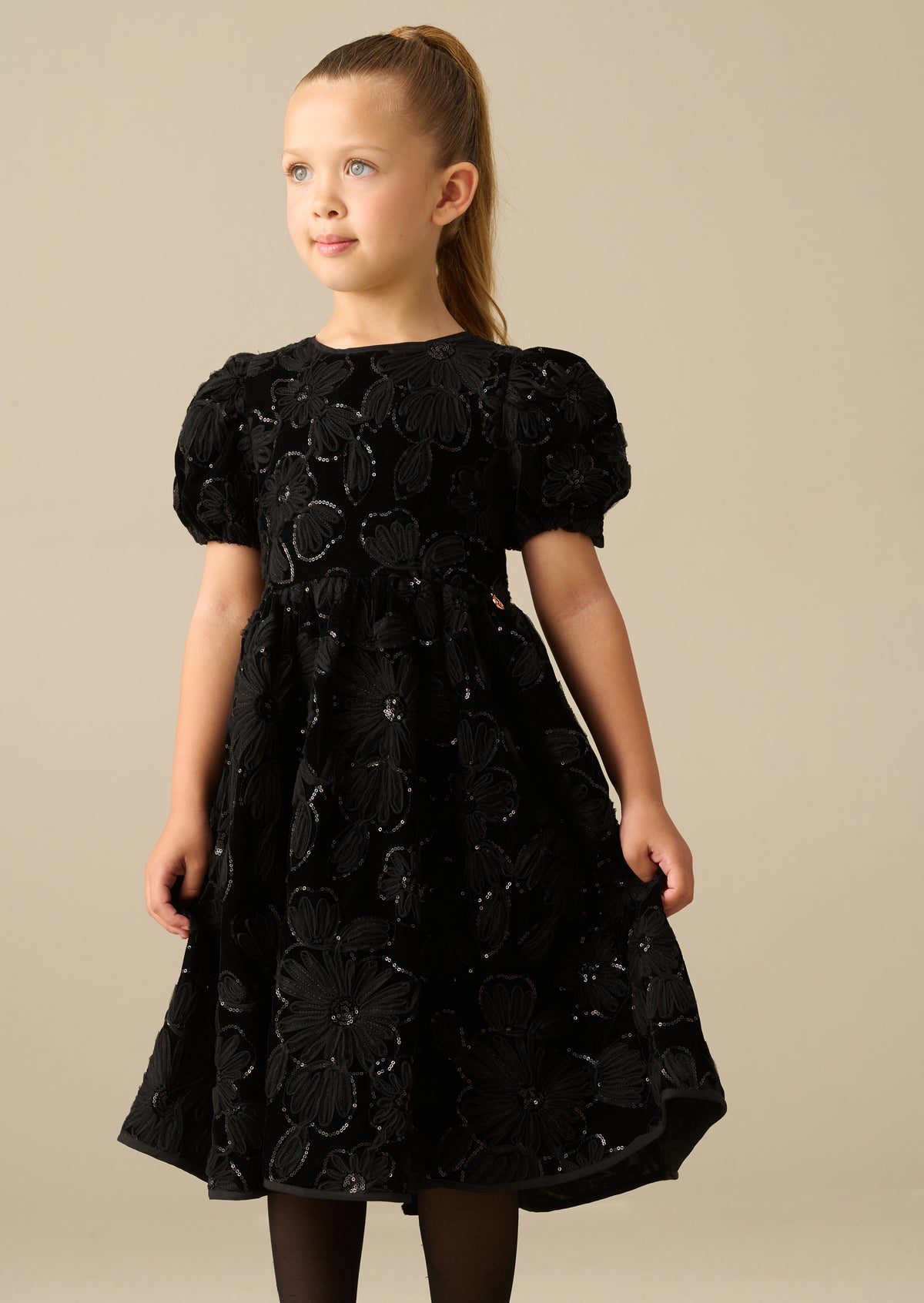 Robe Layla en velours ornée de manches bouffantes