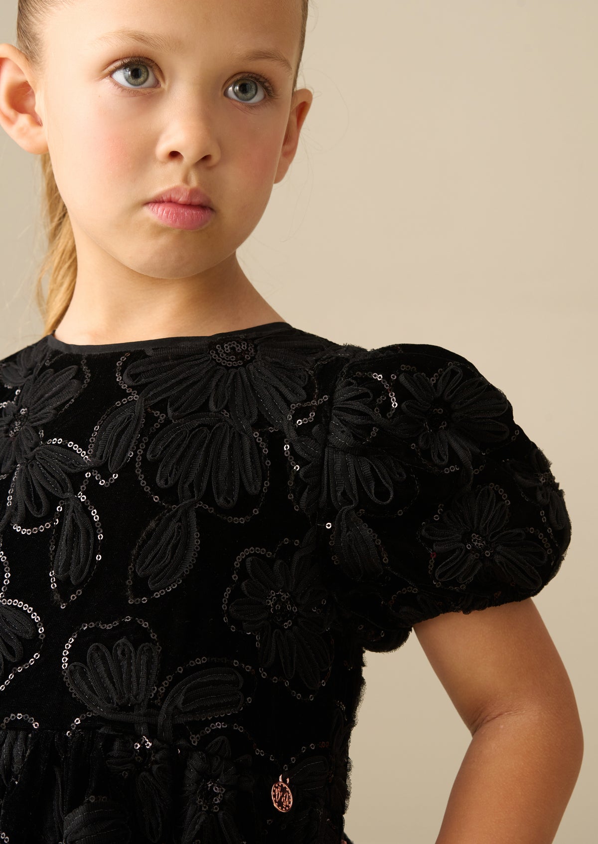 Robe Layla en velours ornée de manches bouffantes
