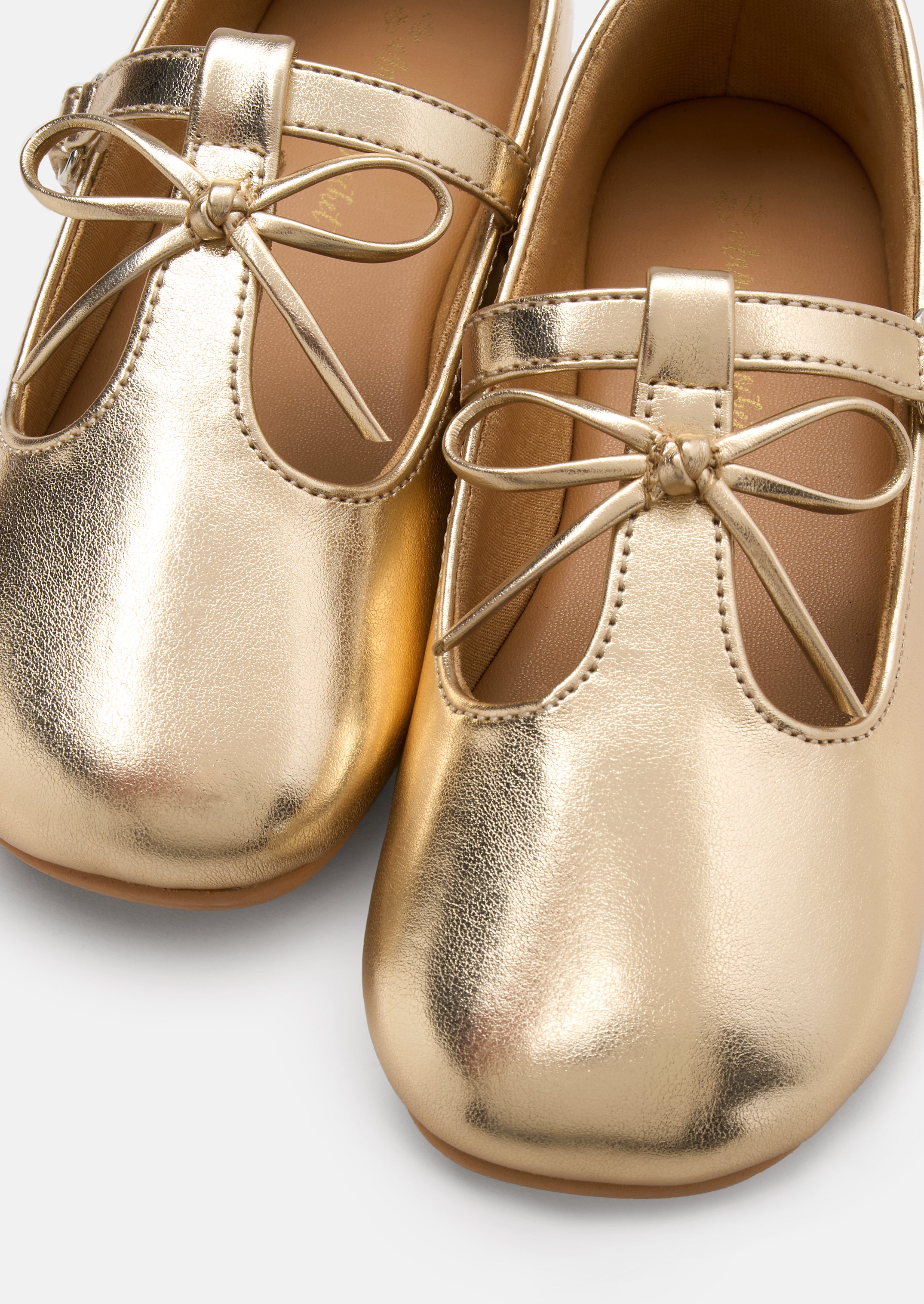 Birdy-Schuh mit T-Steg geschniegelt