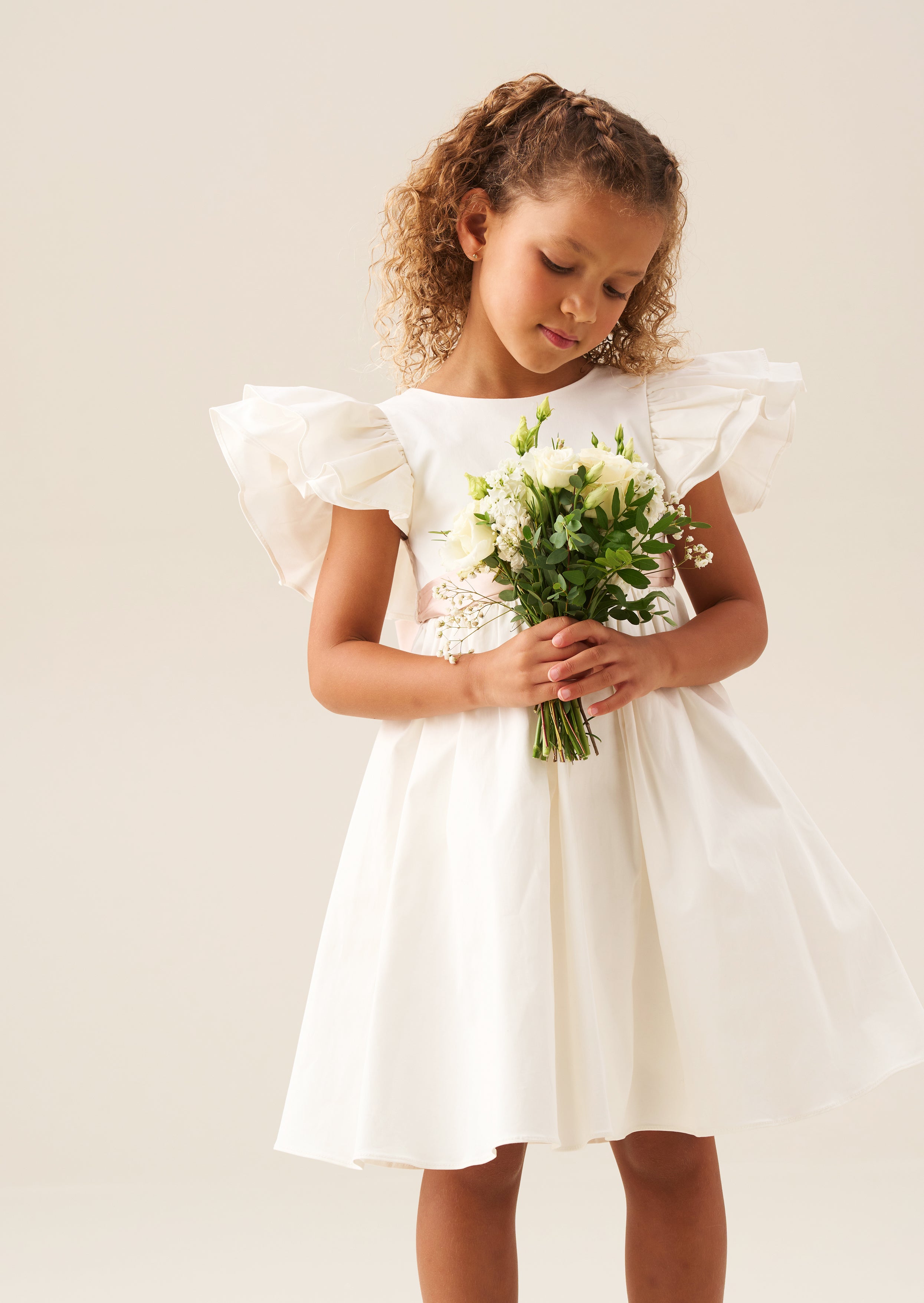 فستان سيلفي مكشكش مع وشاح وردي ناعم