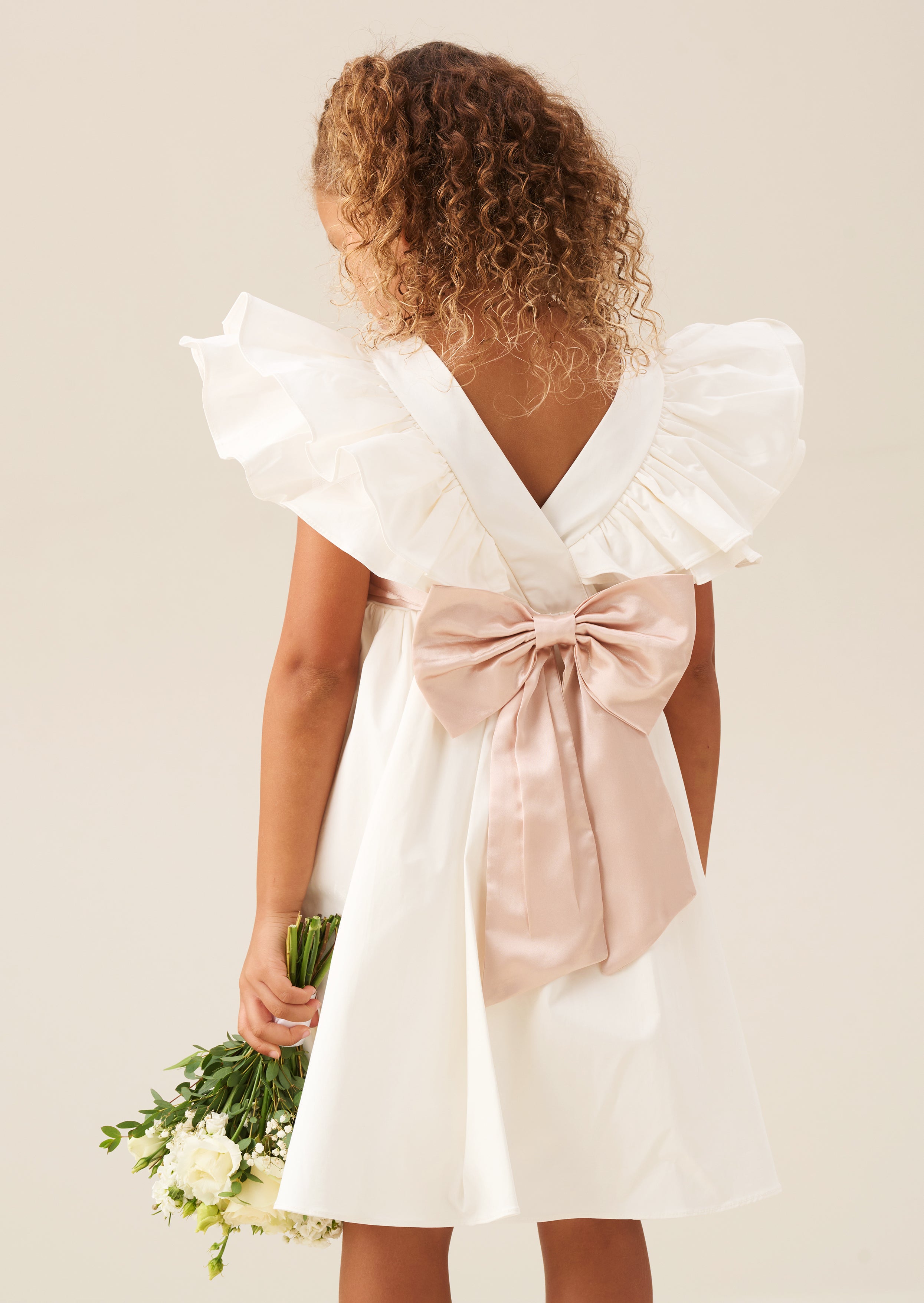 فستان سيلفي مكشكش مع وشاح وردي ناعم