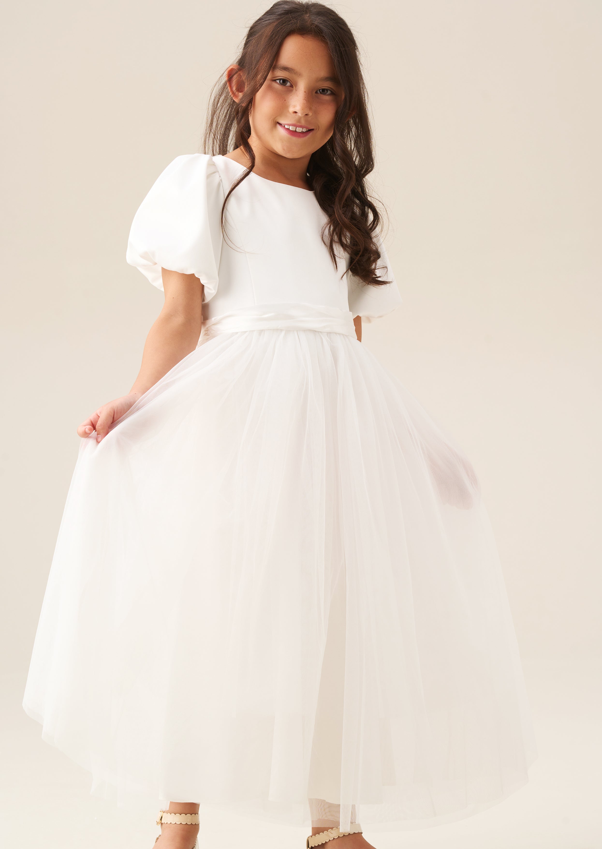 فستان سيلين من التول مع وشاح عاجي