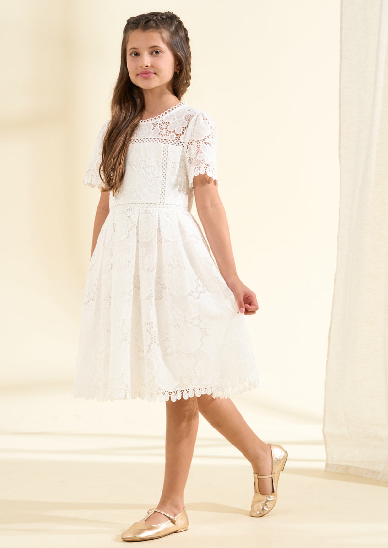 فستان مافيا بتفصيل دانتيل باللون الأبيض