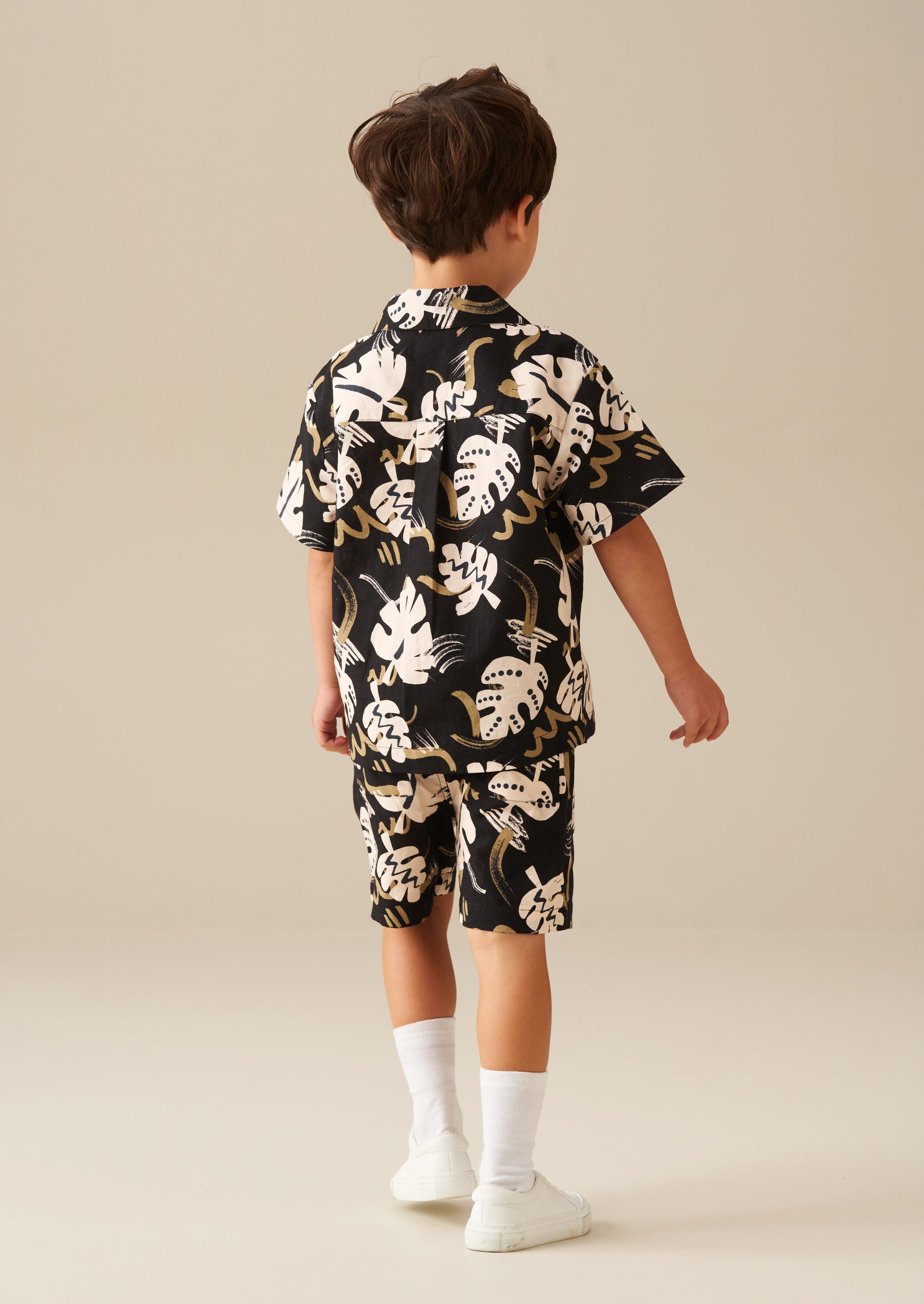 شورت قصير بنقشة أوراق فين الملمس