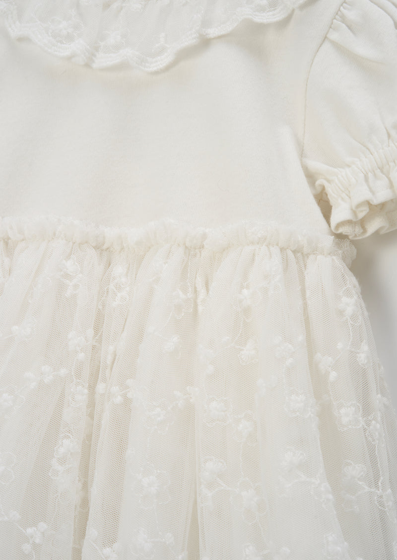 فستان أميليا بتصميم من الدانتيل والطبقات باللون العاجي