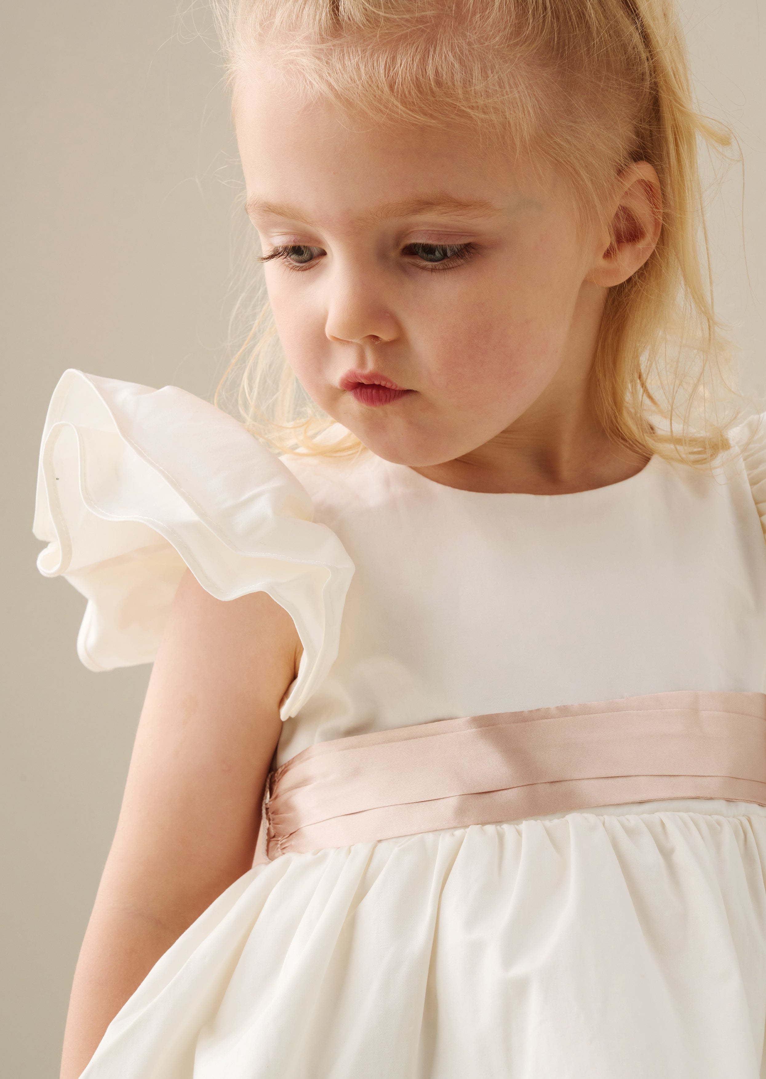 Vestido con fajín de satén Sylvie