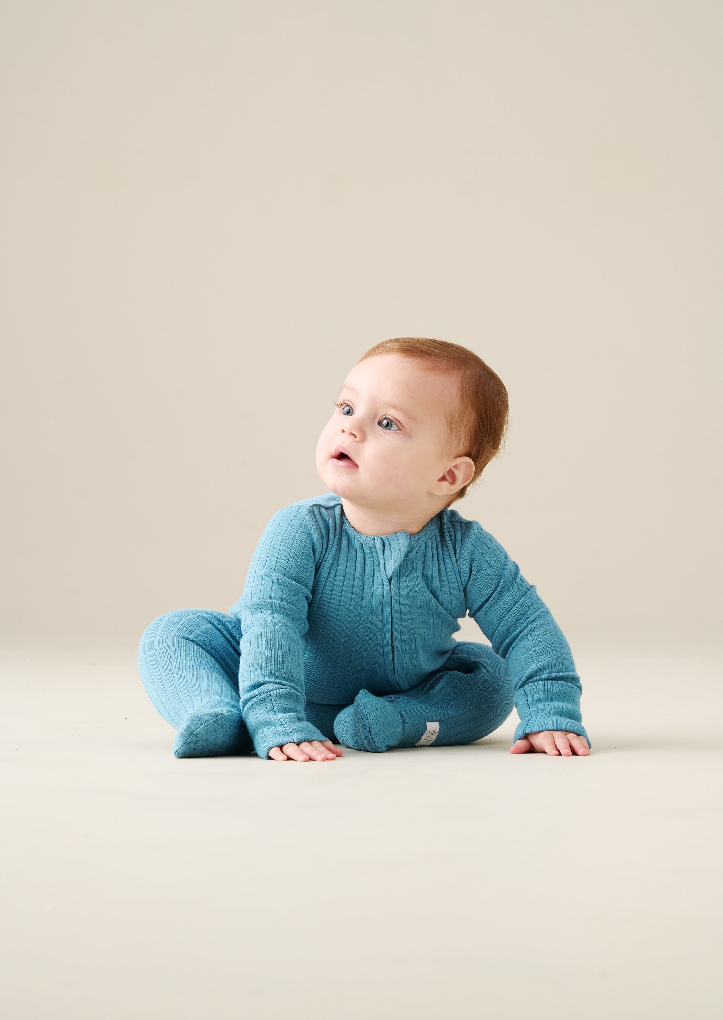 Remy Blue Bio-Baumwoll-Babygrow mit Mütze