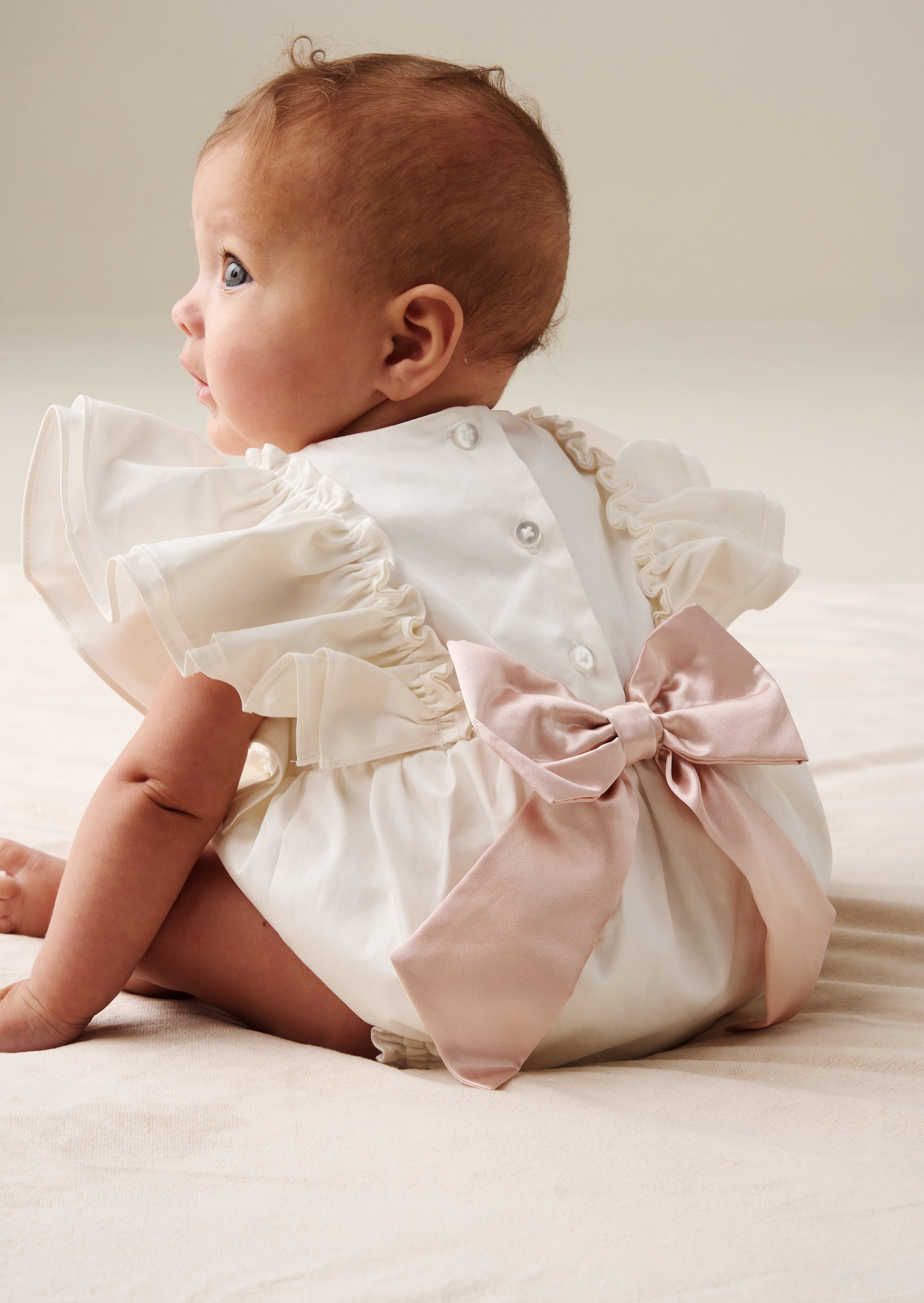 رومبر ليلي وايت بأكمام مزدوجة مكشكشة