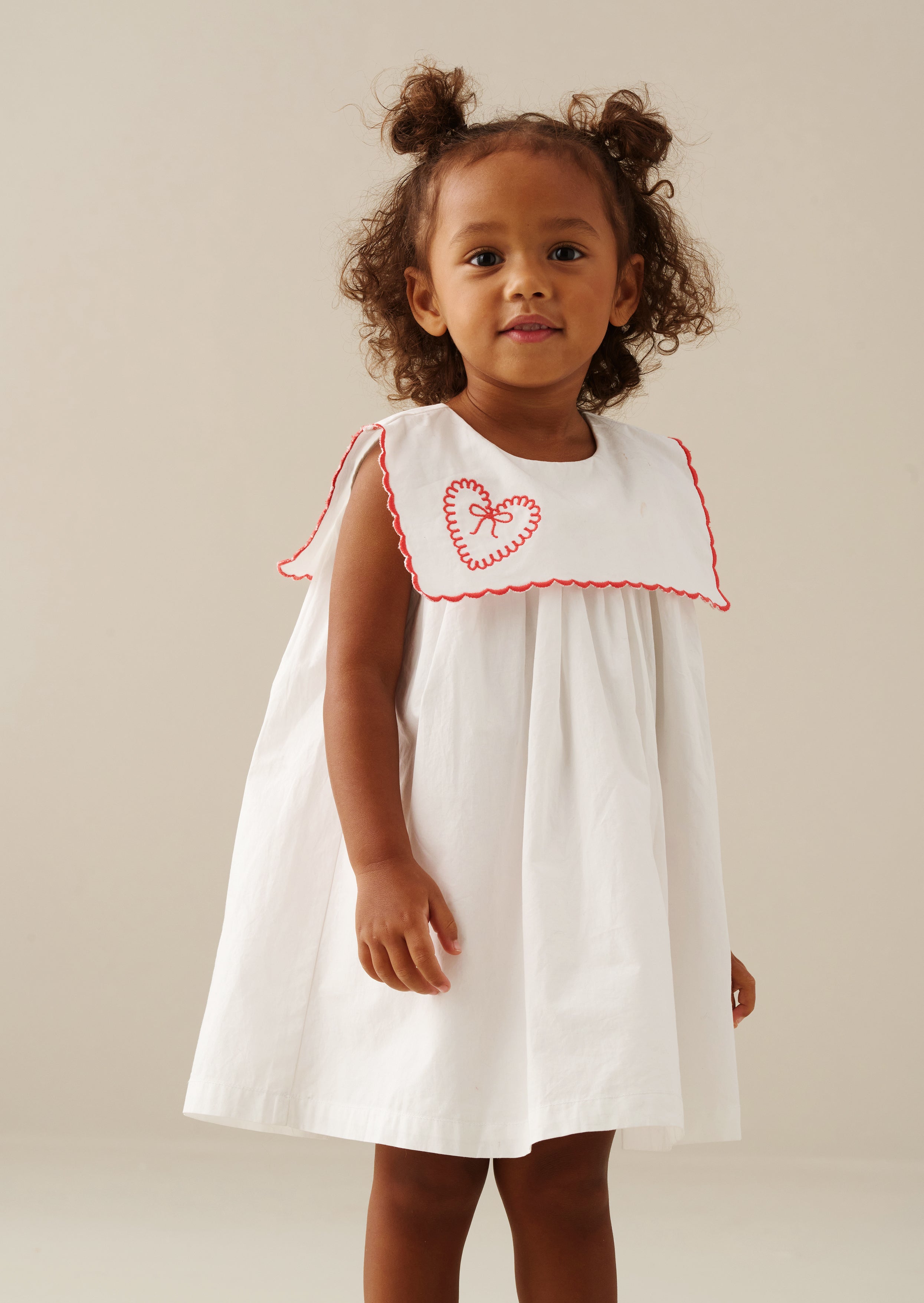 فستان بيتي بياقة متموجة مطرزة