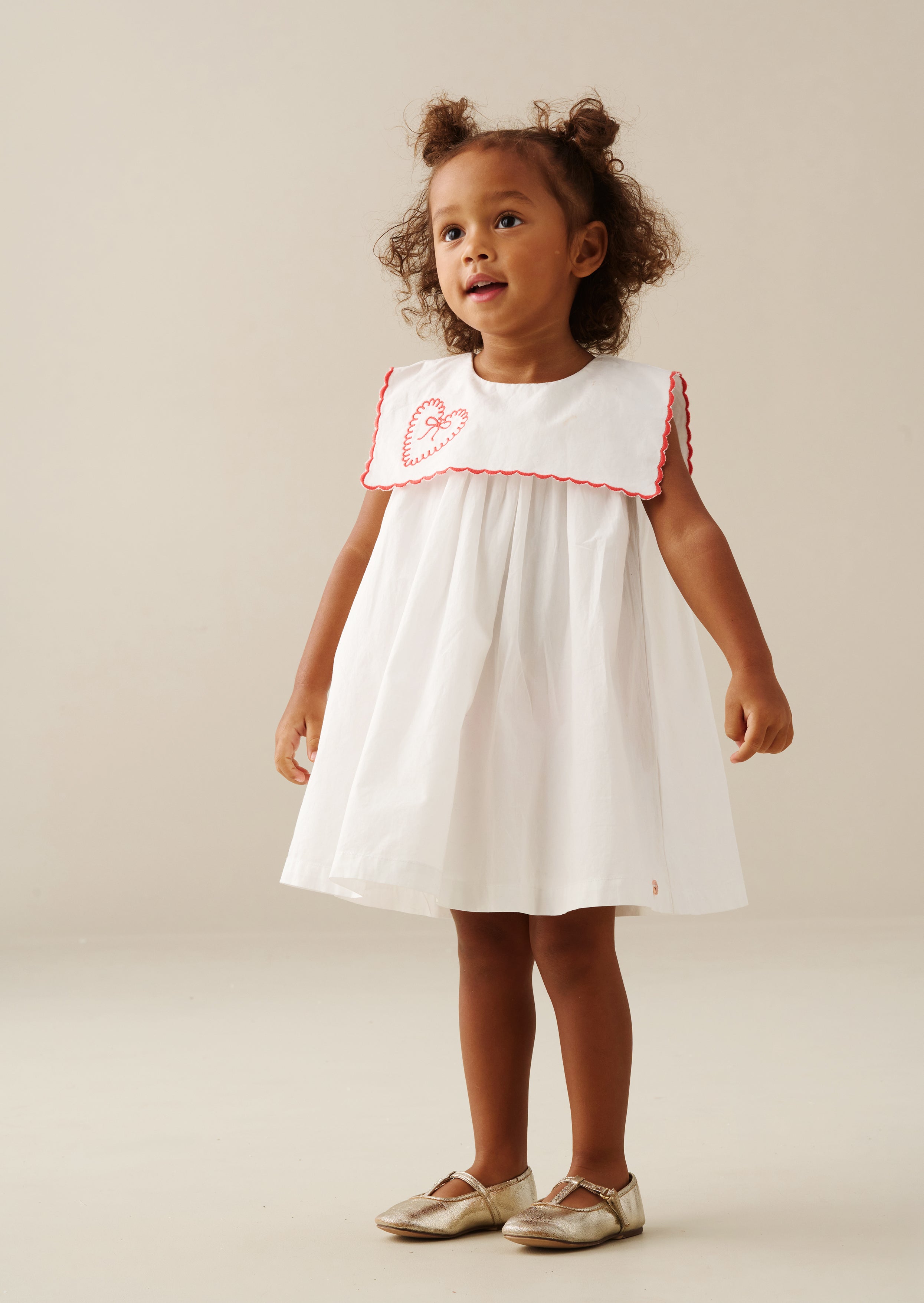 فستان بيتي بياقة متموجة مطرزة