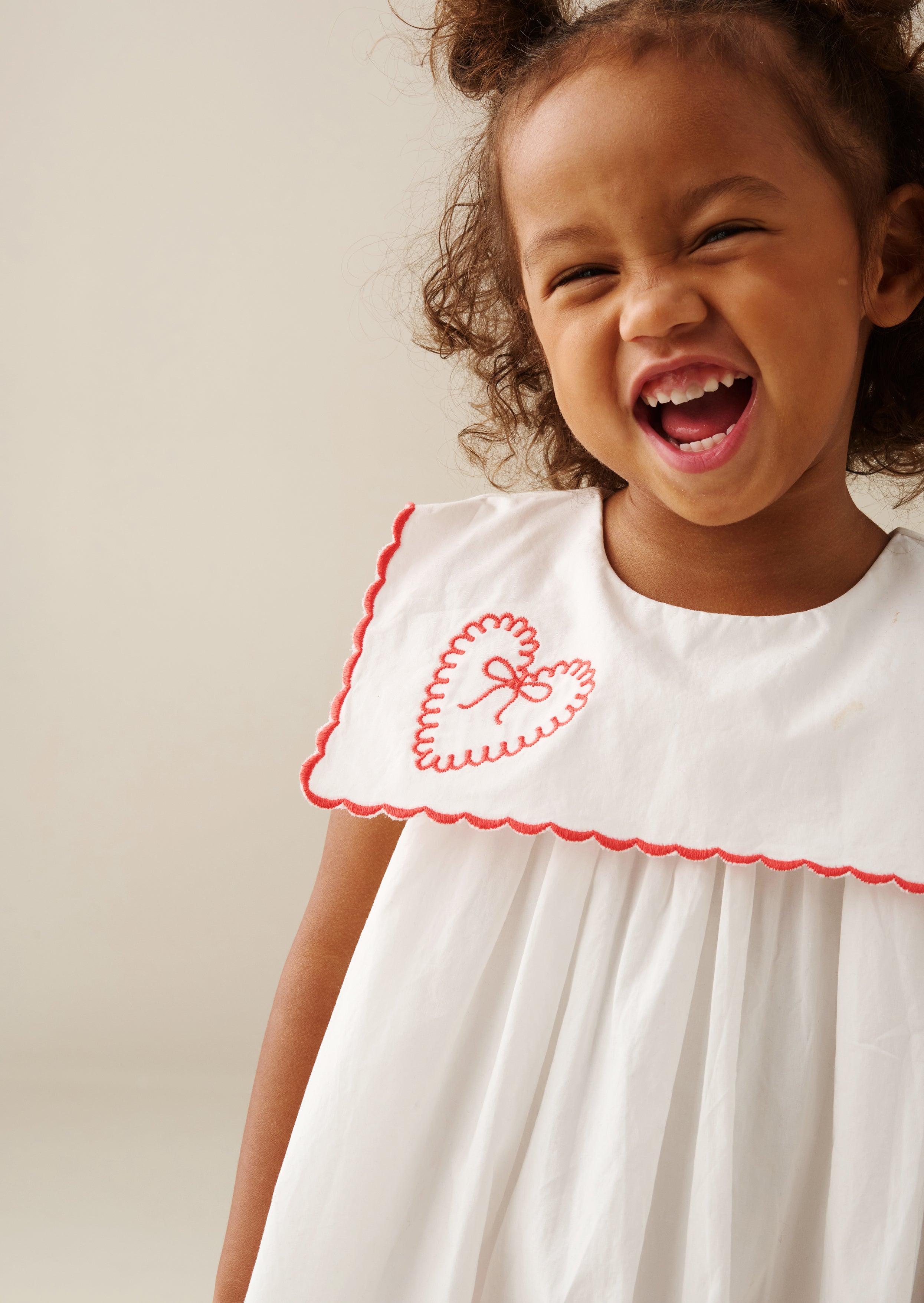 Robe brodée Betty à col festonné