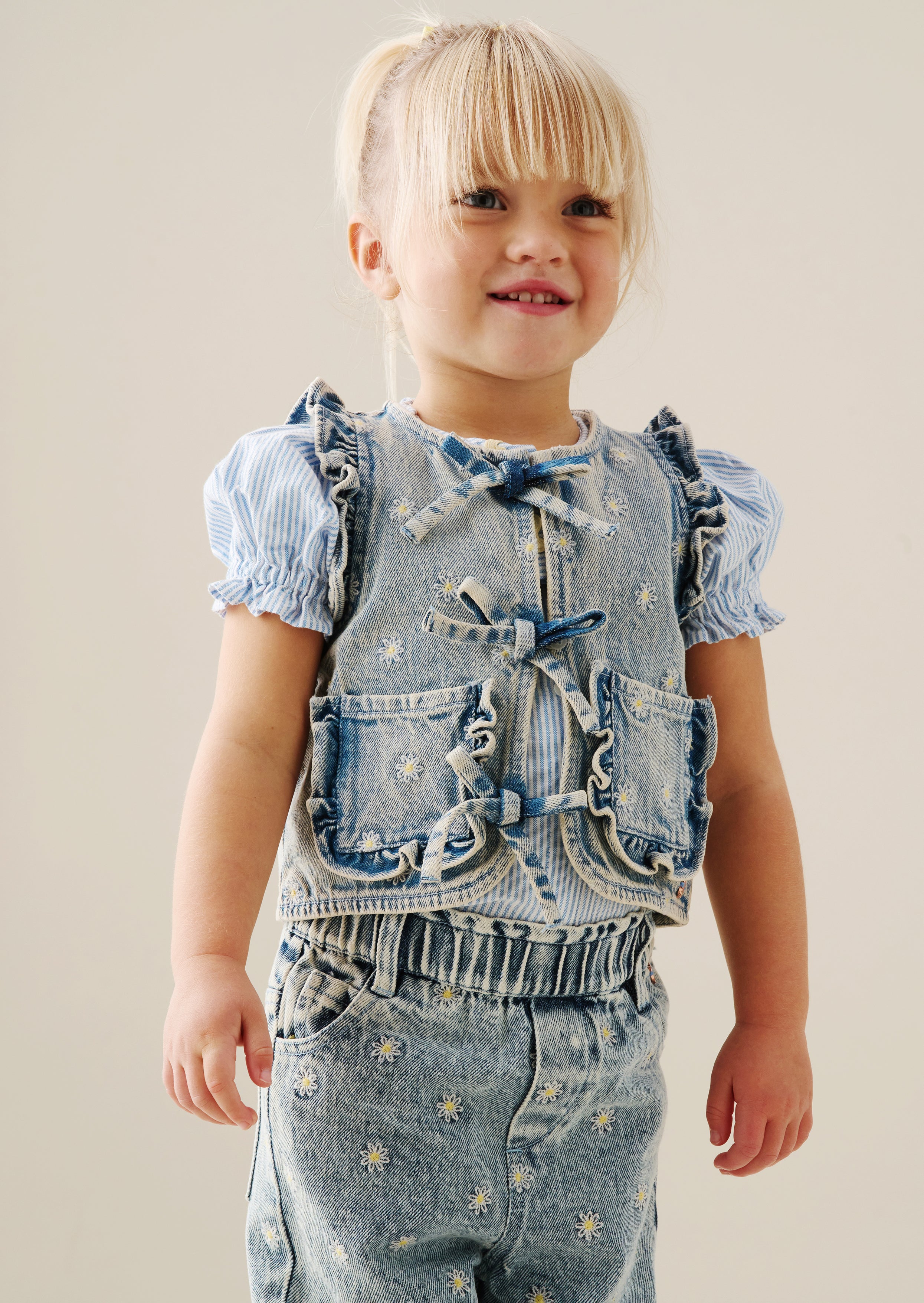 جيليه جينز مطرز بنقشة أقحوان كيكي