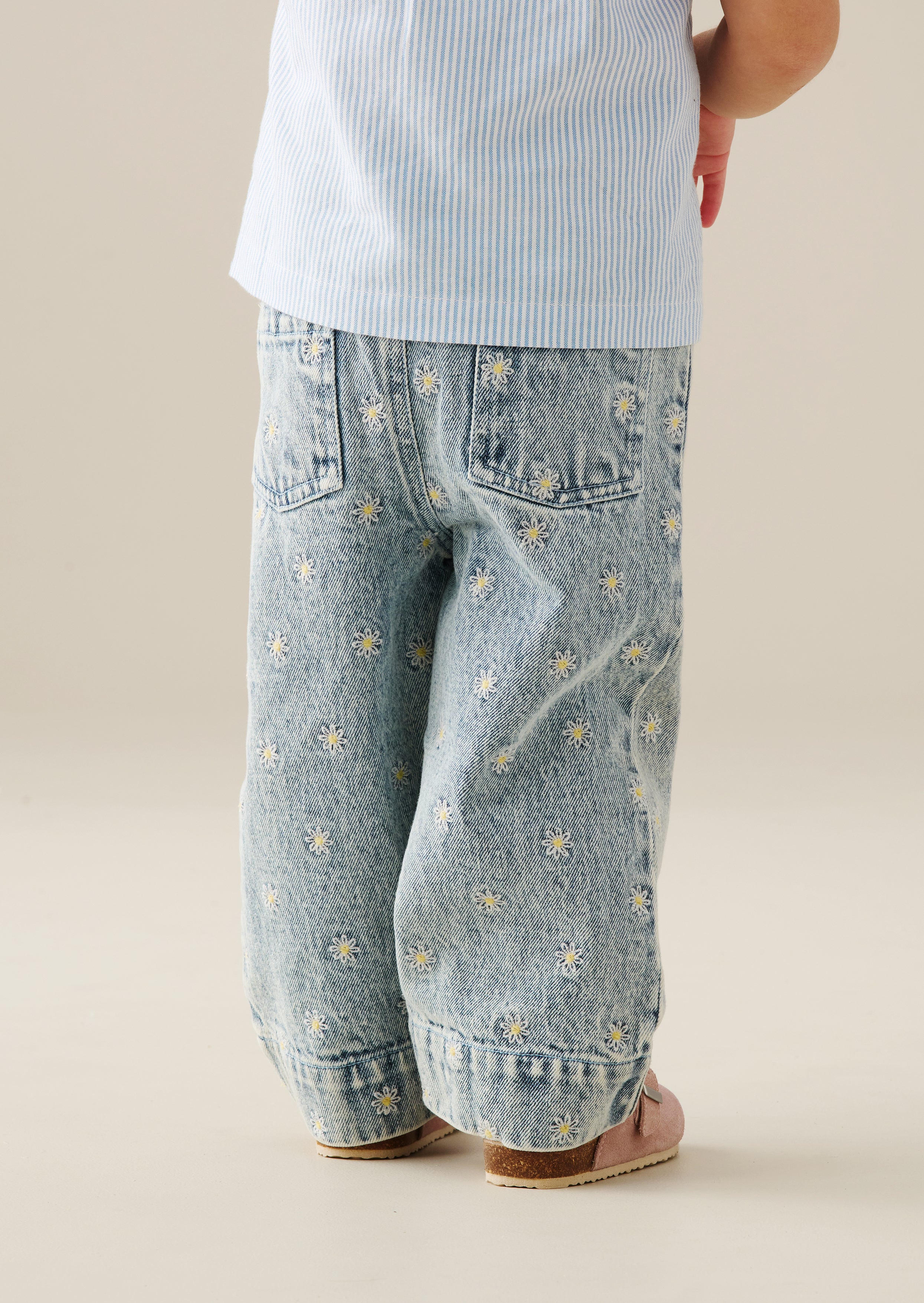 Jeans a gamba larga con margherite ricamate Kiki