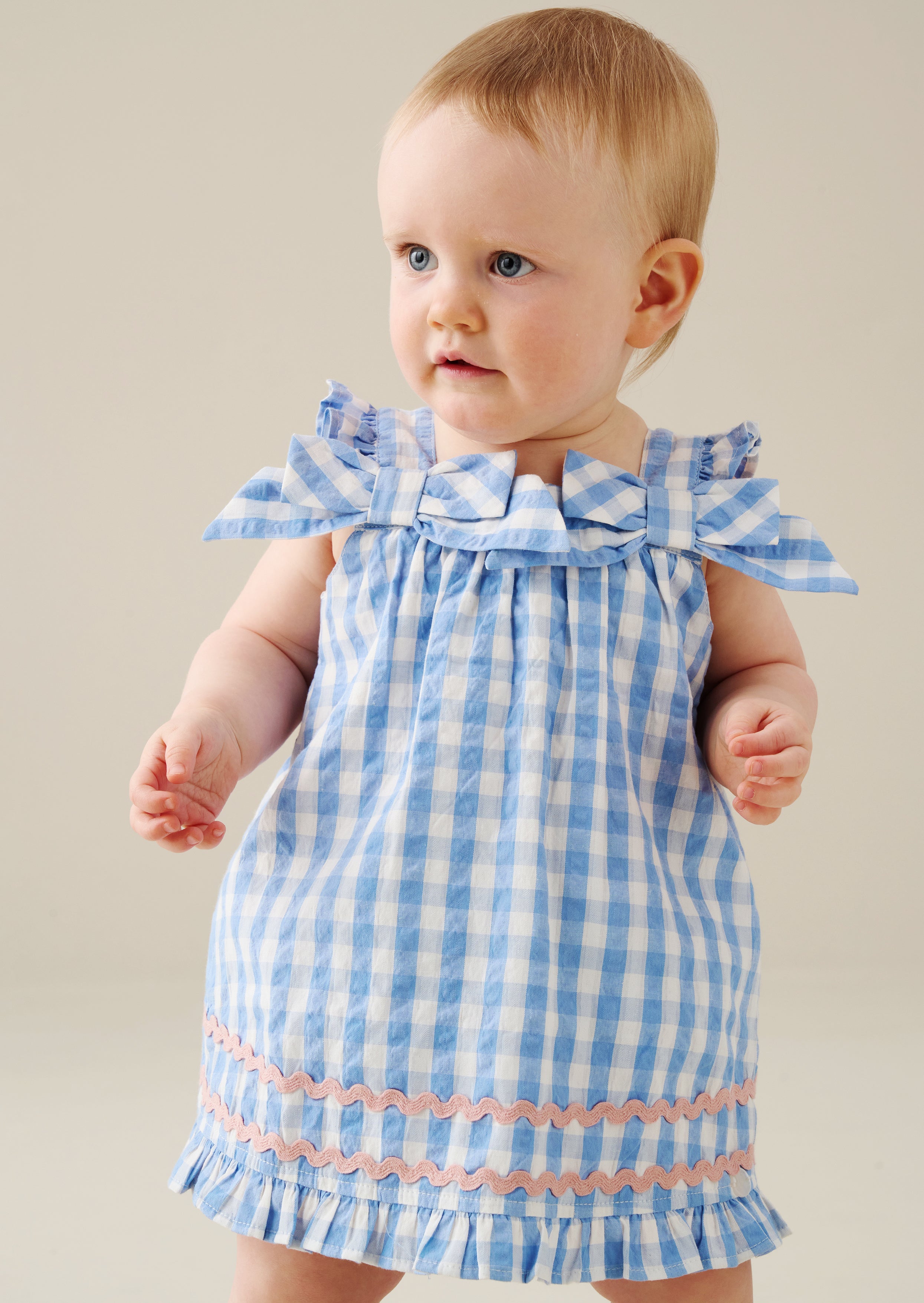 فستان ألوان قماش الجينغهام مع زخرفة ريك راك وسروال داخلي