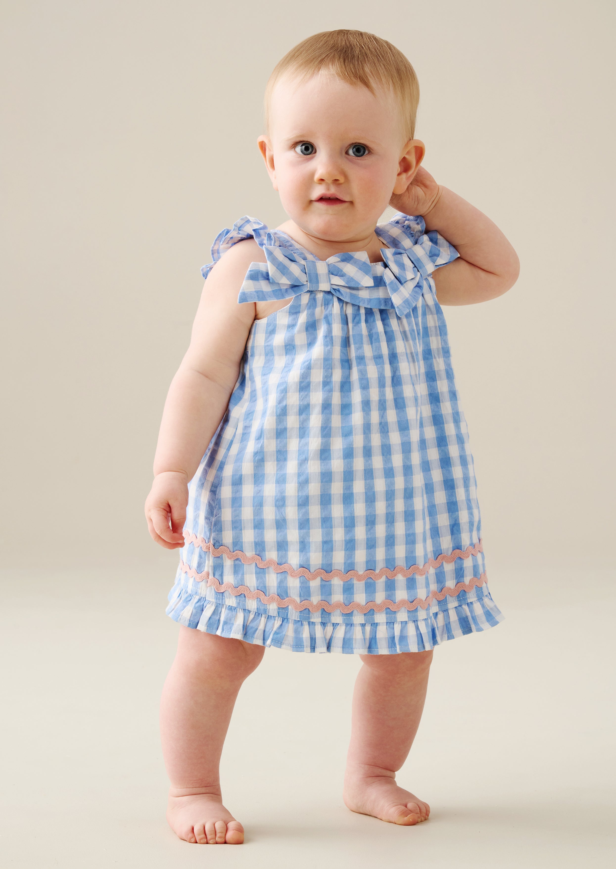 فستان ألوان قماش الجينغهام مع زخرفة ريك راك وسروال داخلي