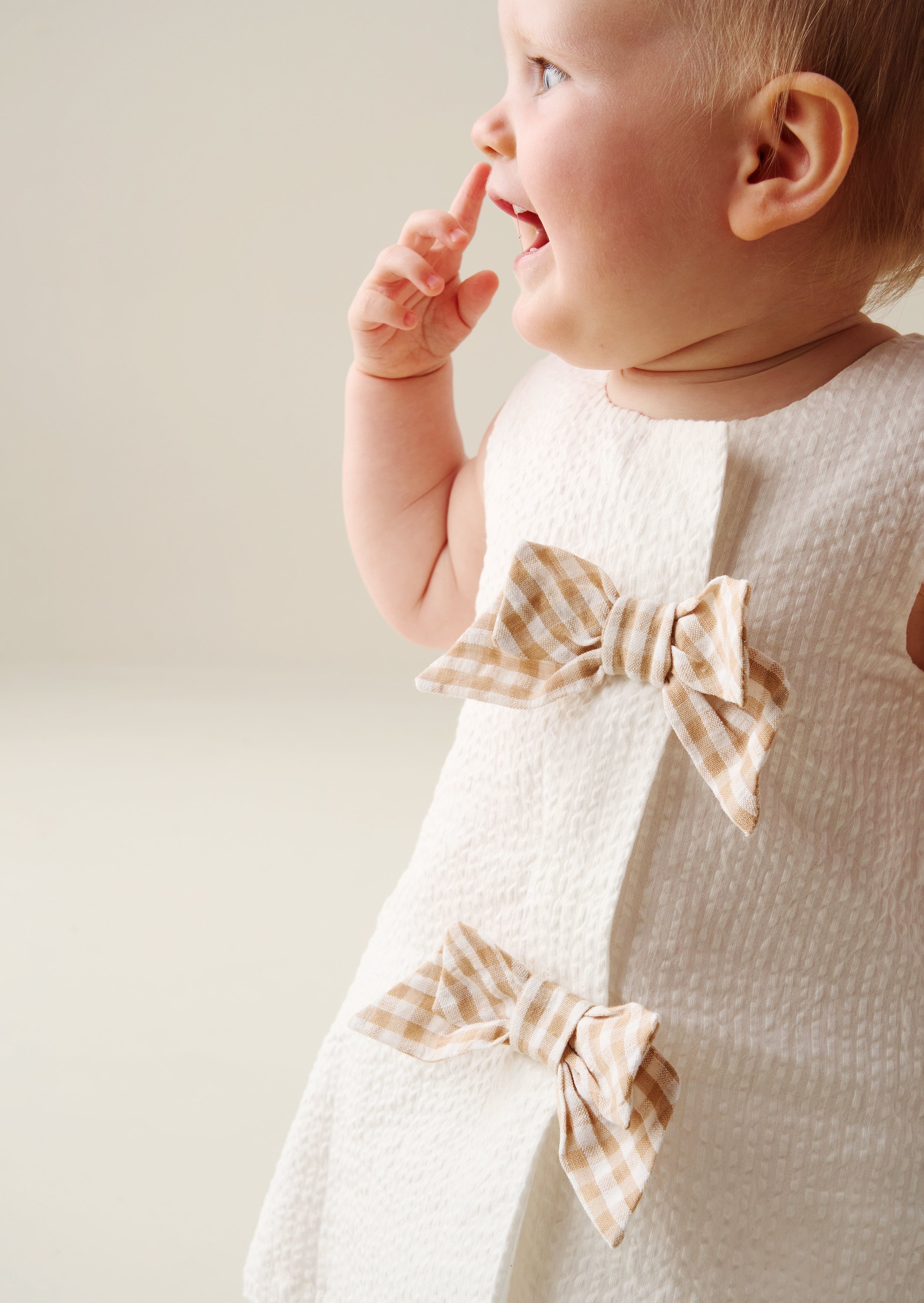 فستان دافني من قماش الجينغه مع فيونكة وبنطلون داخلي