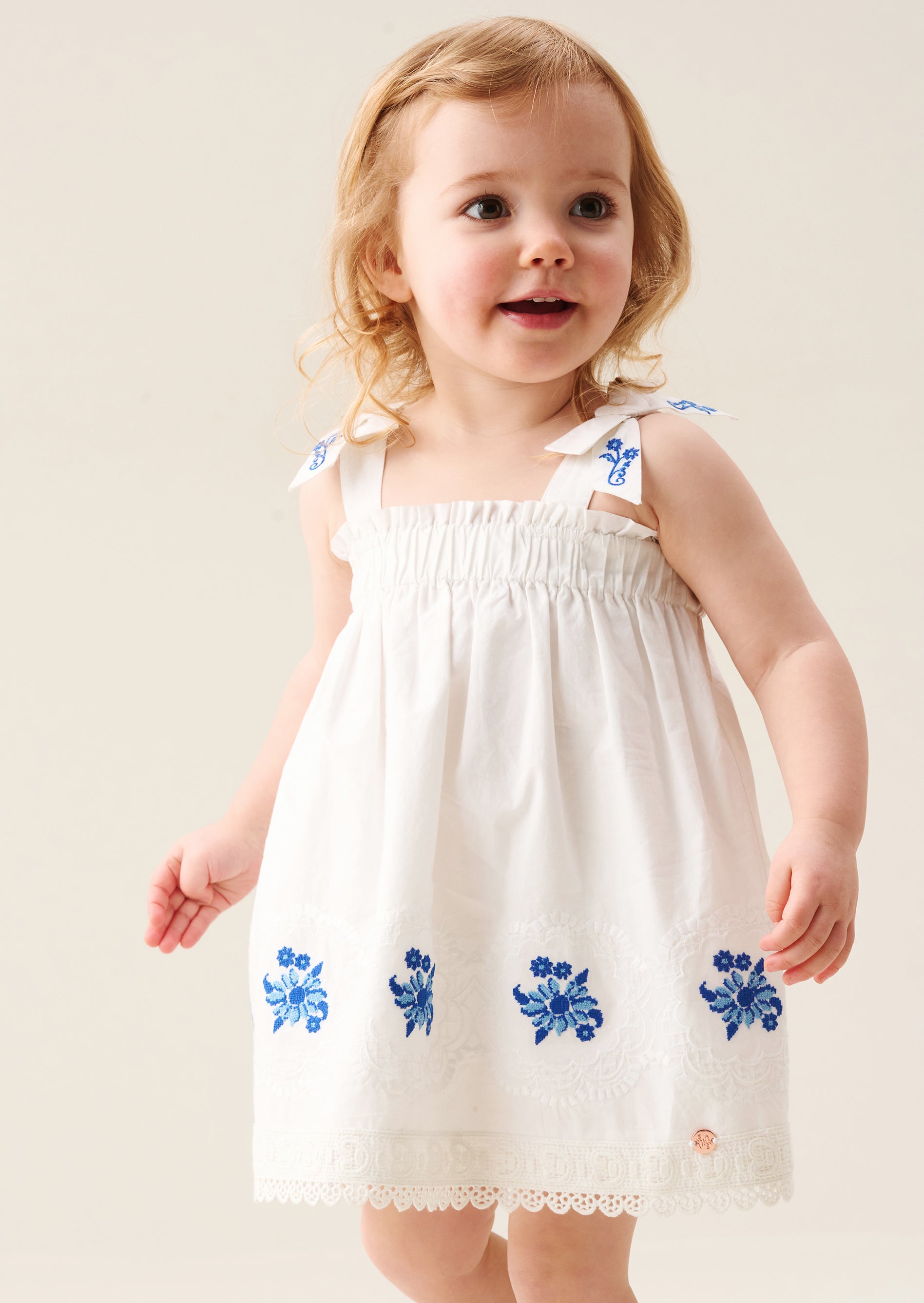 Vestito Alessia ricamato con bordi smerlati