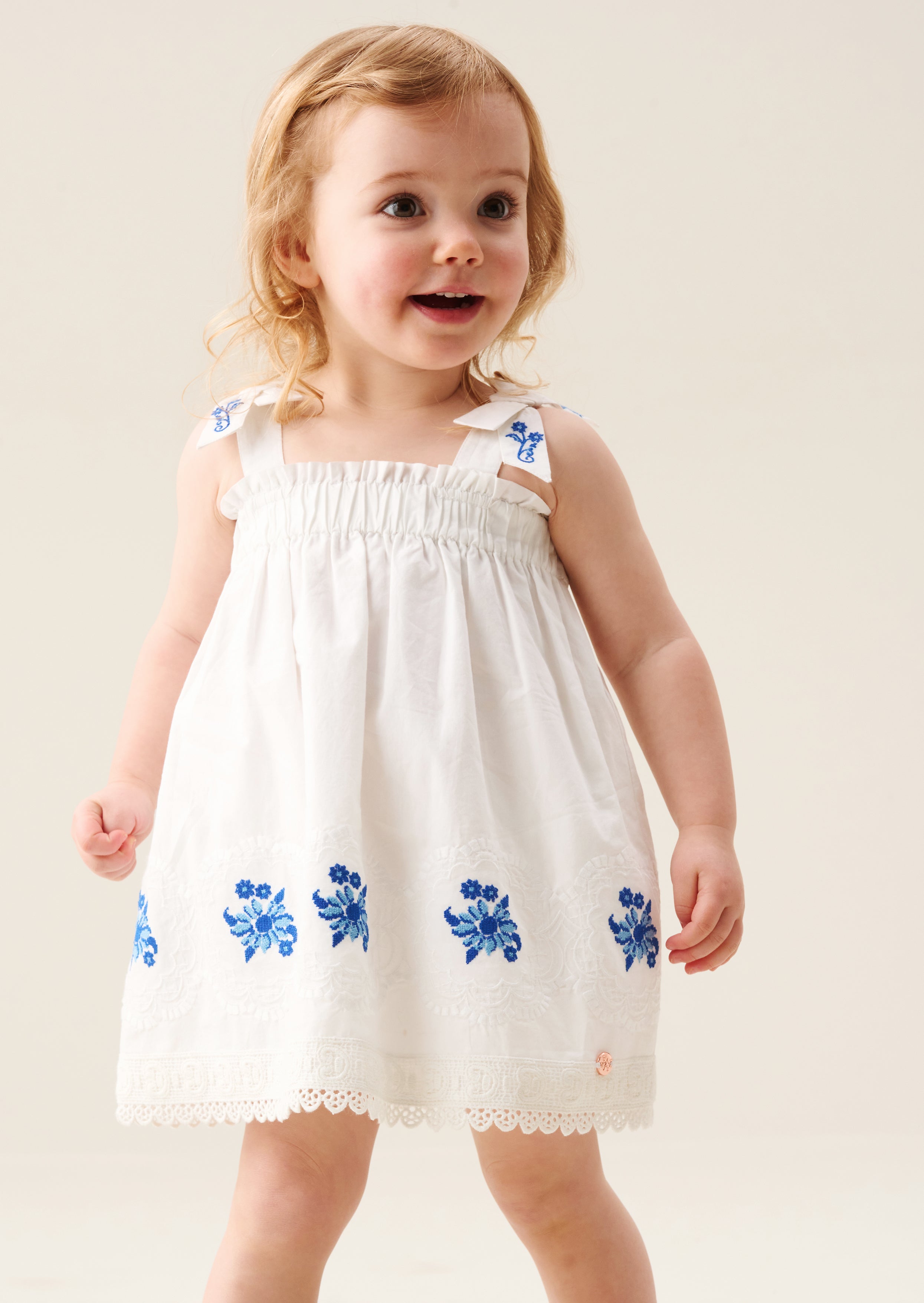 שמלת אלסיה רקומה עם קצוות גליים