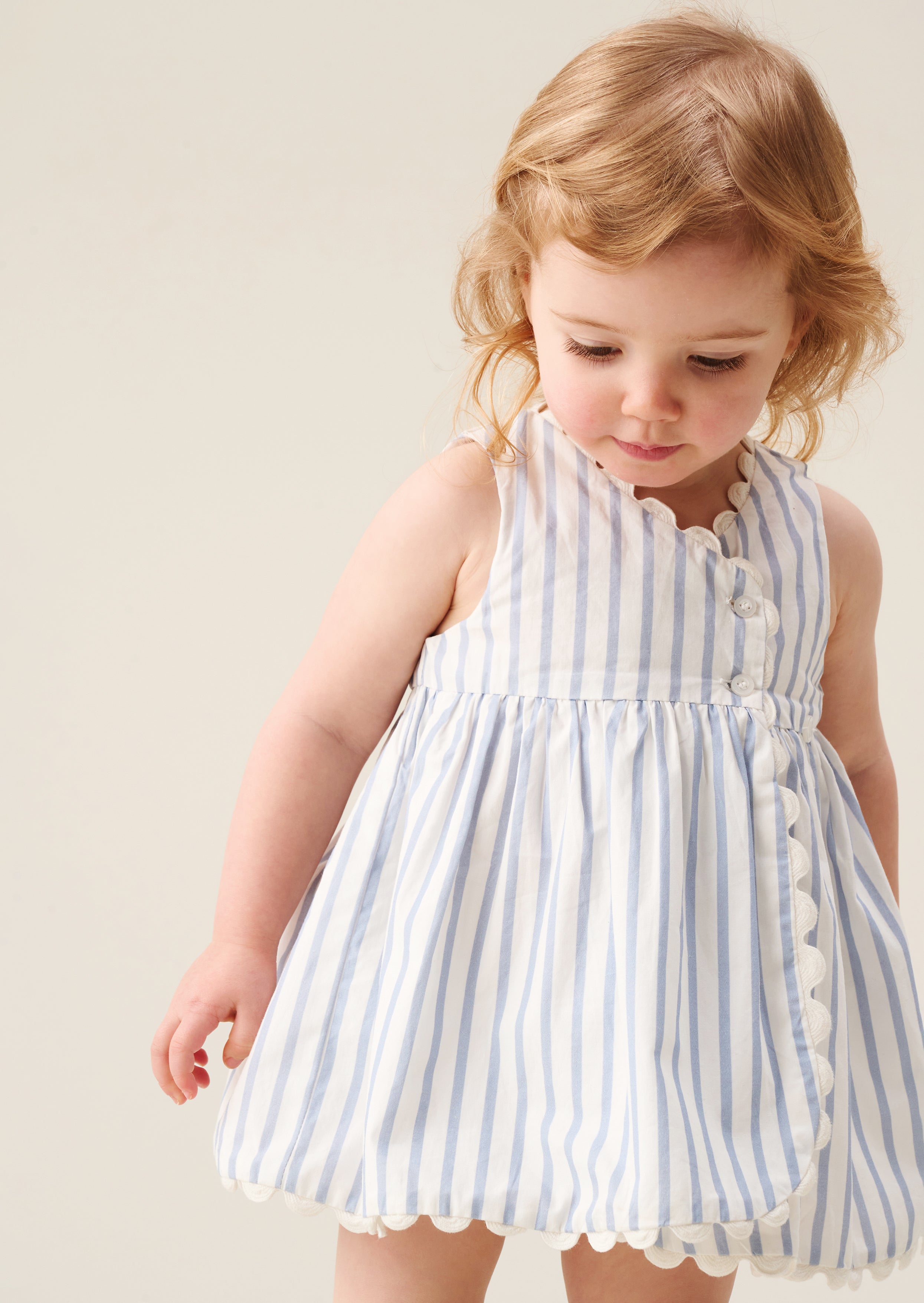 Maggie gestreiftes Kleid mit gewelltem Saum