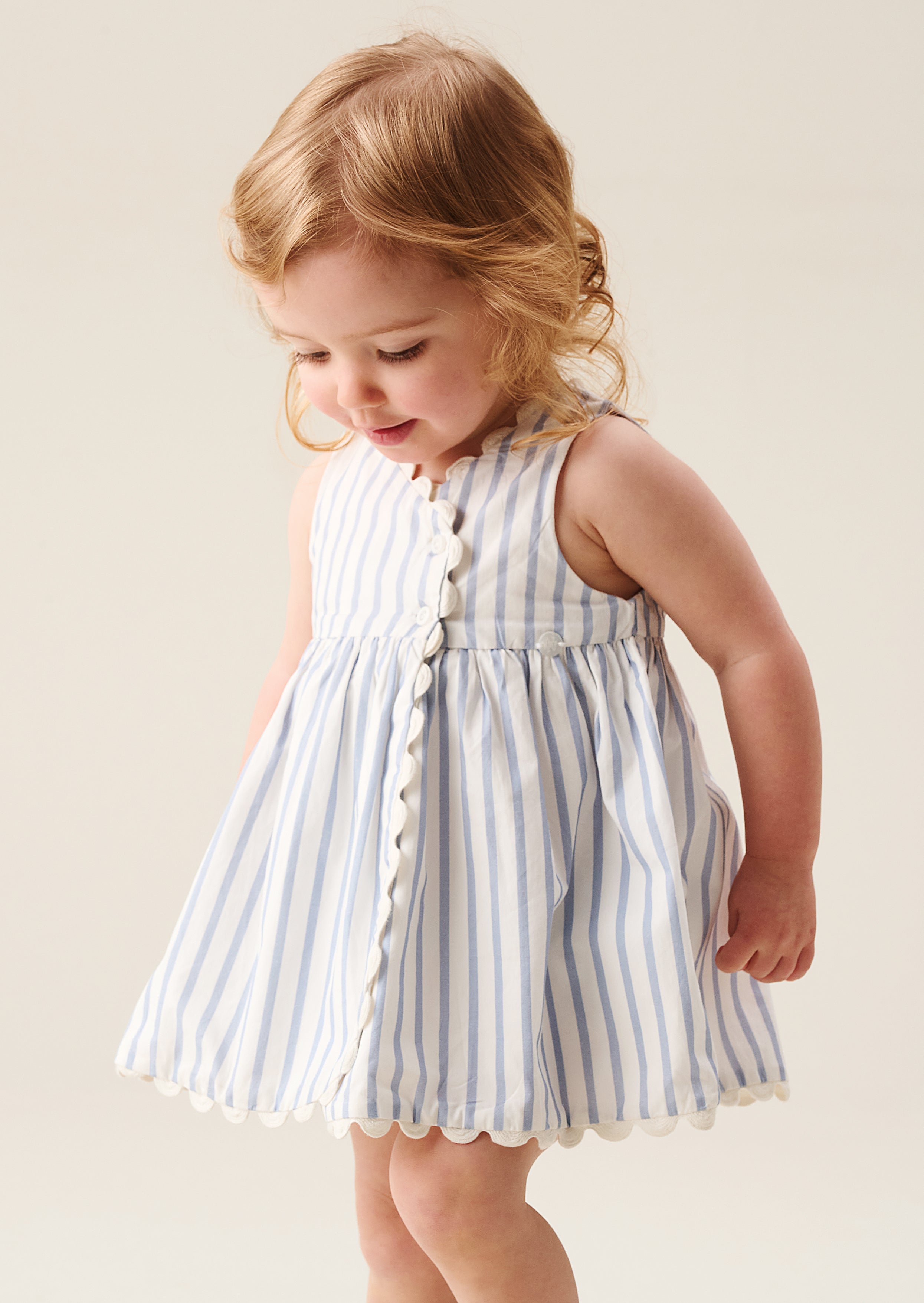 Maggie gestreiftes Kleid mit gewelltem Saum