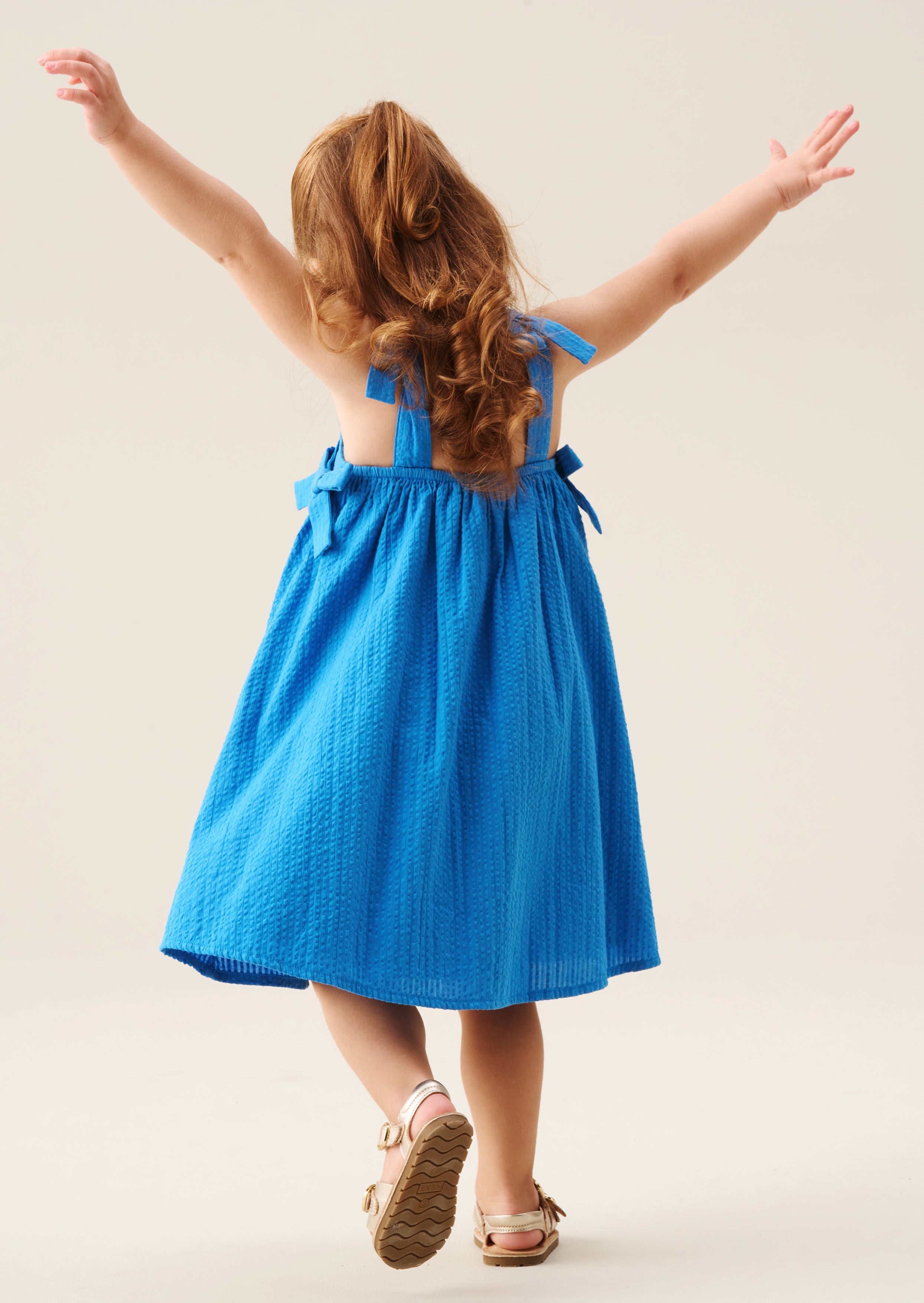 Matilda Blaues Kleid mit gewelltem Schleifenbesatz