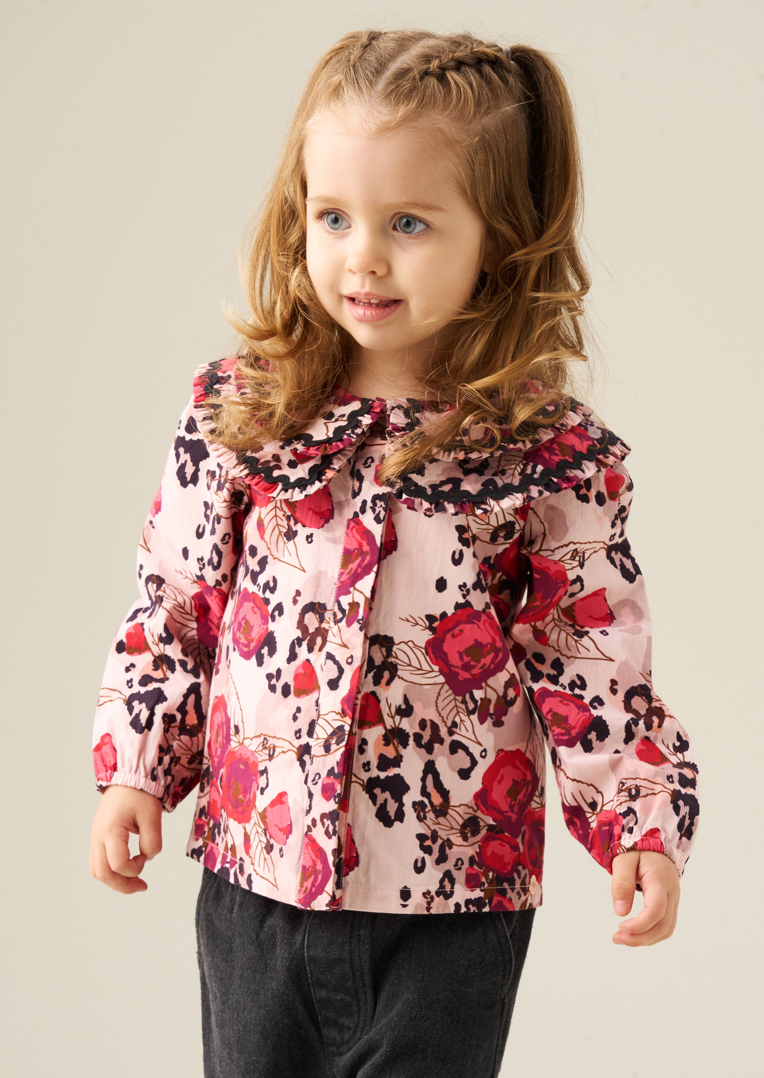 Blusa Lyra con stampa animalier rosa e doppio colletto