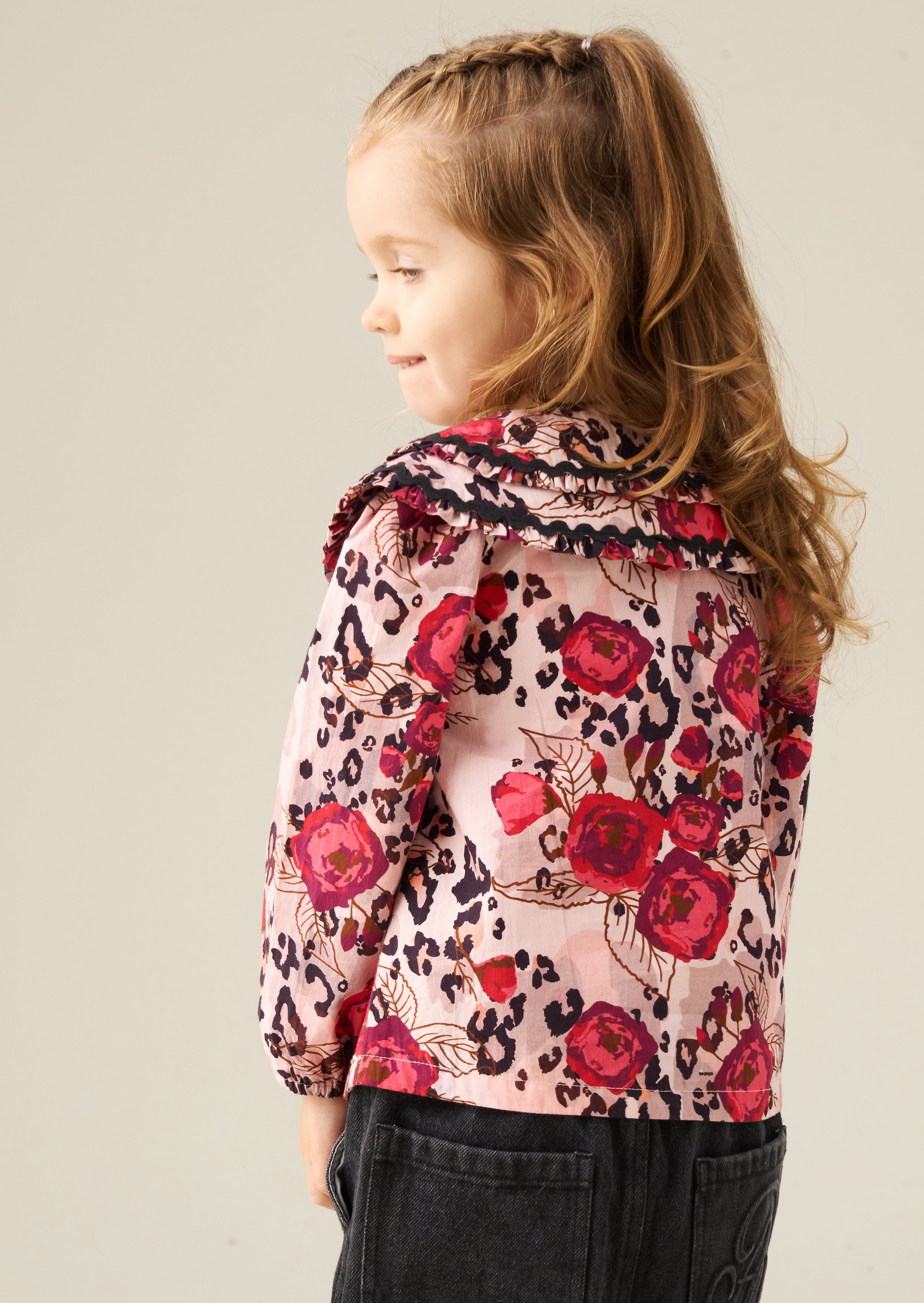 Blusa Lyra con stampa animalier rosa e doppio colletto